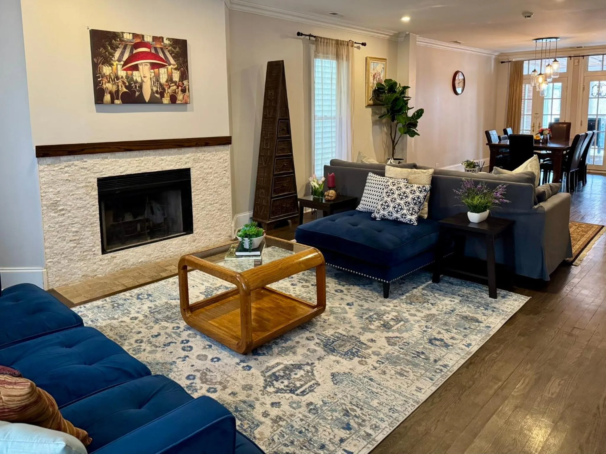 Living room in 5 Bedroom Huge House in Best Location Parking Fireplace Back Yard