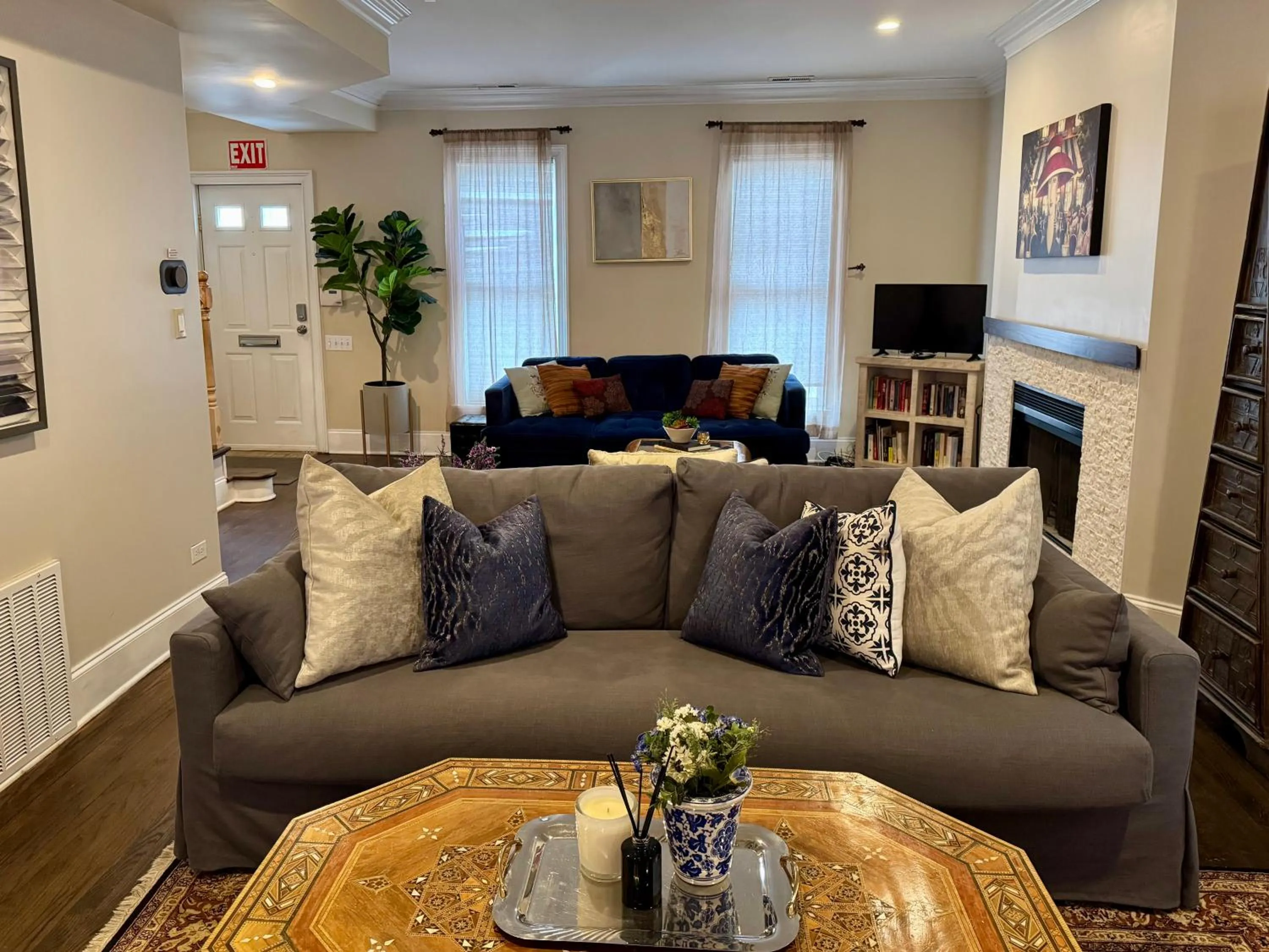 Living room in 5 Bedroom Huge House in Best Location Parking Fireplace Back Yard