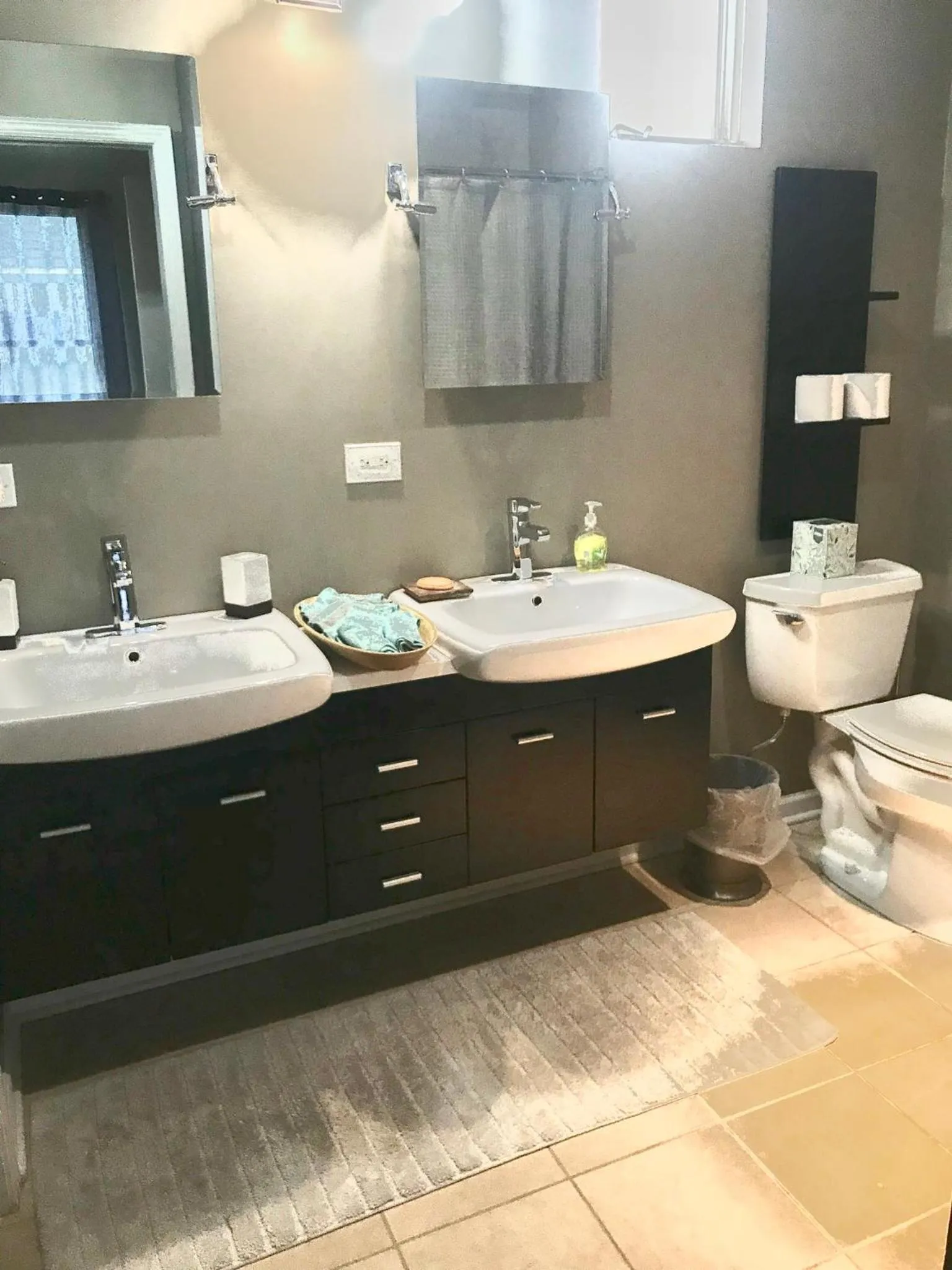 Bathroom in 5 Bedroom Huge House in Best Location Parking Fireplace Back Yard