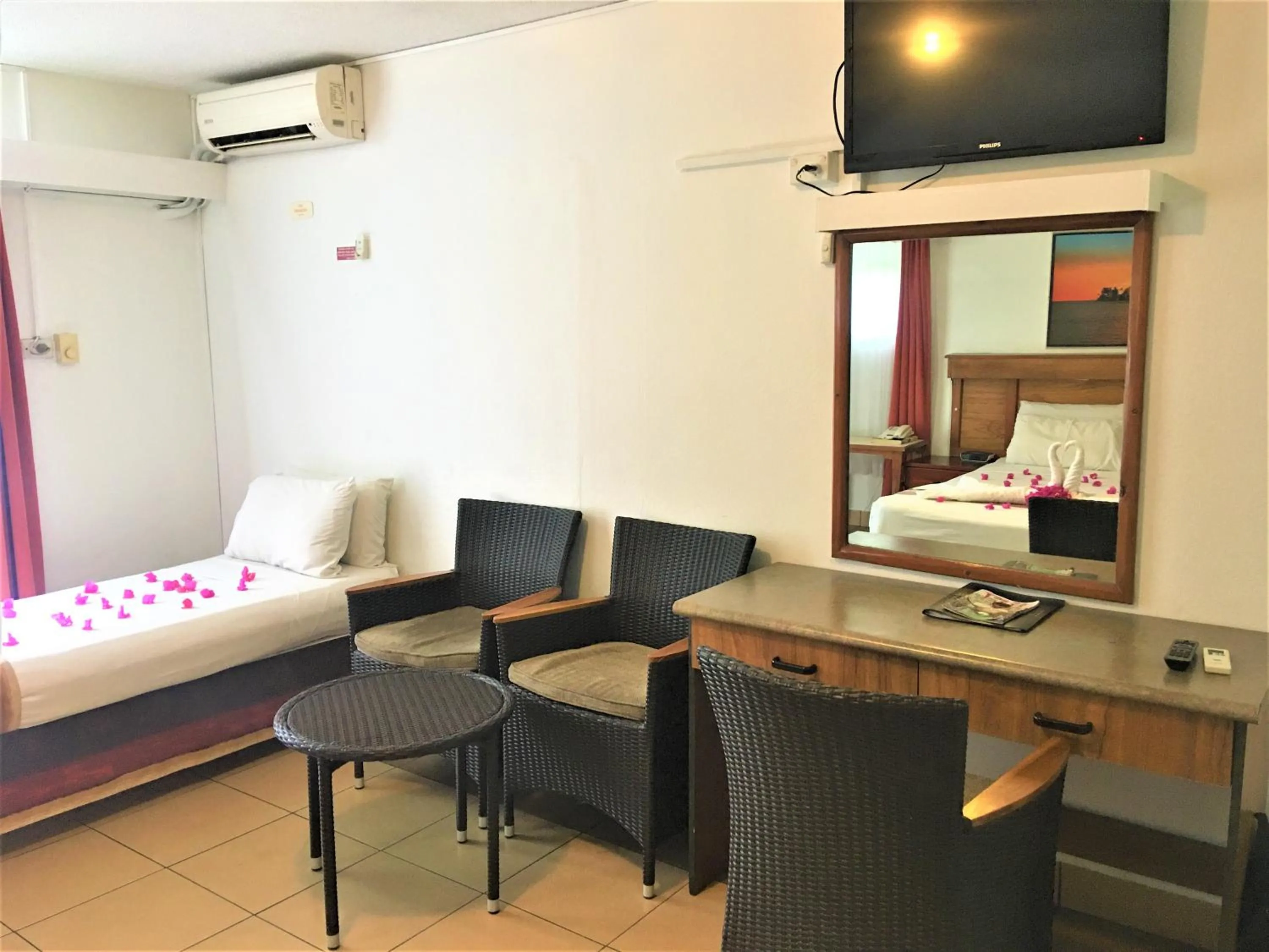 Seating area, Bed in Suva Motor Inn