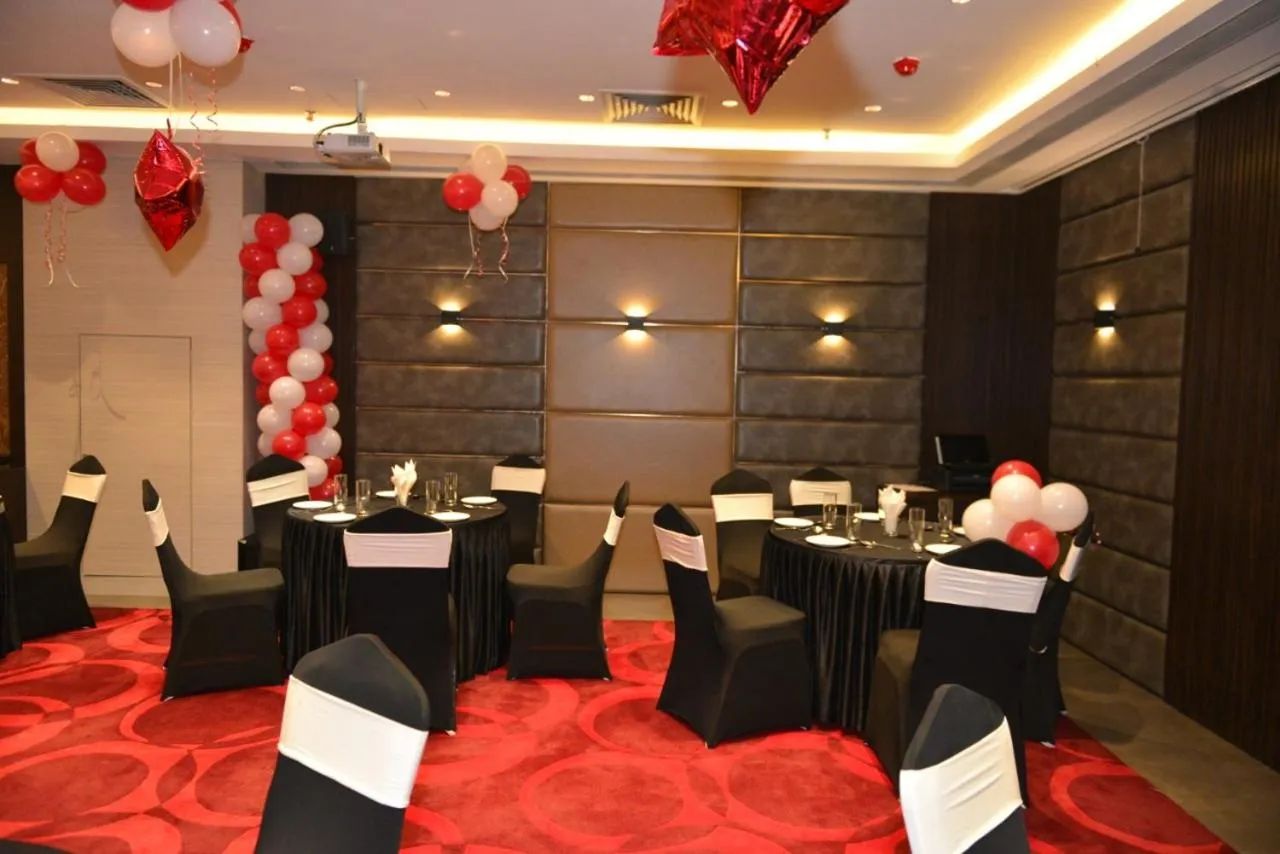 Restaurant/places to eat in The Onyx Hotel