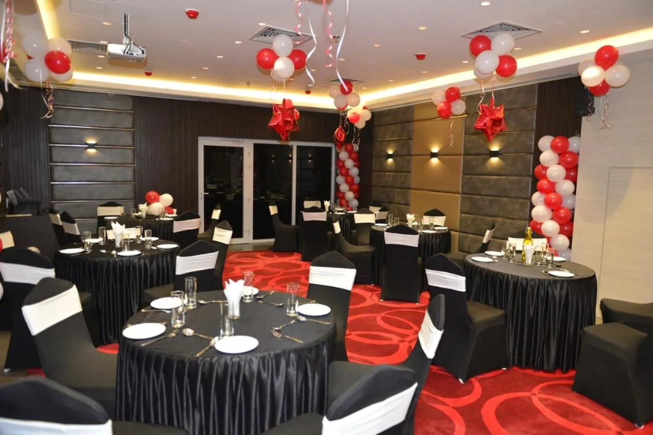 Restaurant/places to eat in The Onyx Hotel