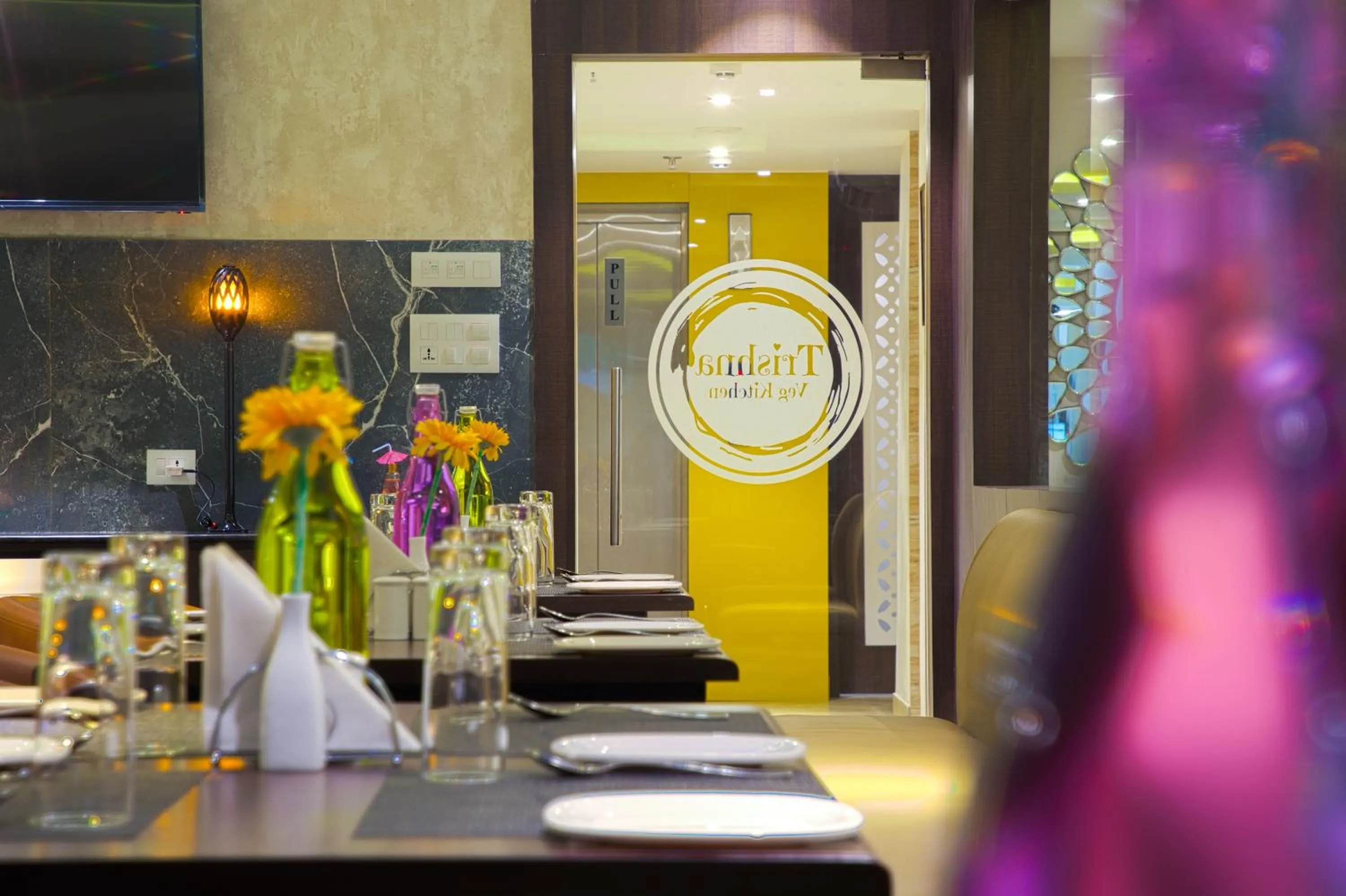 Restaurant/places to eat in The Onyx Hotel