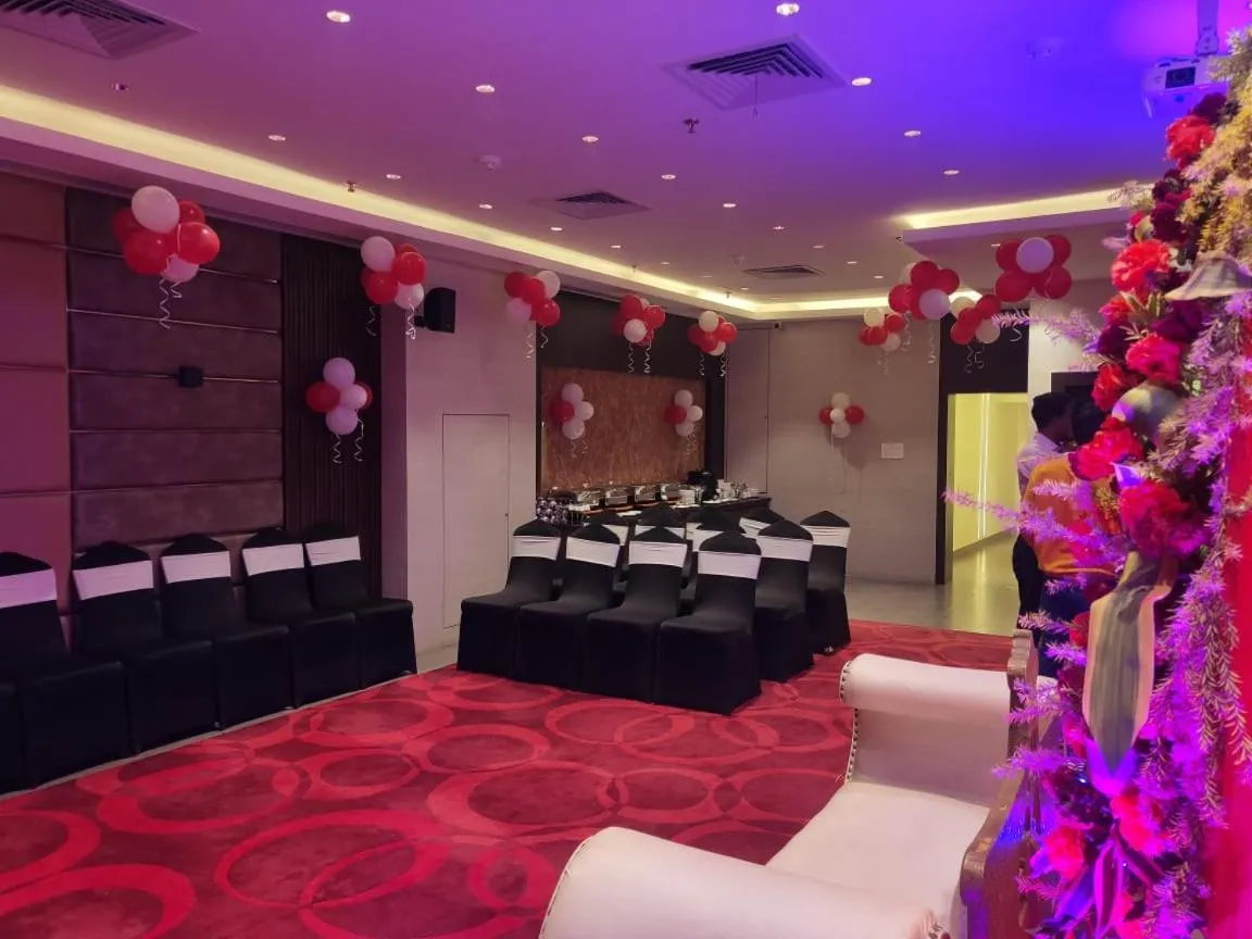 Restaurant/places to eat in The Onyx Hotel