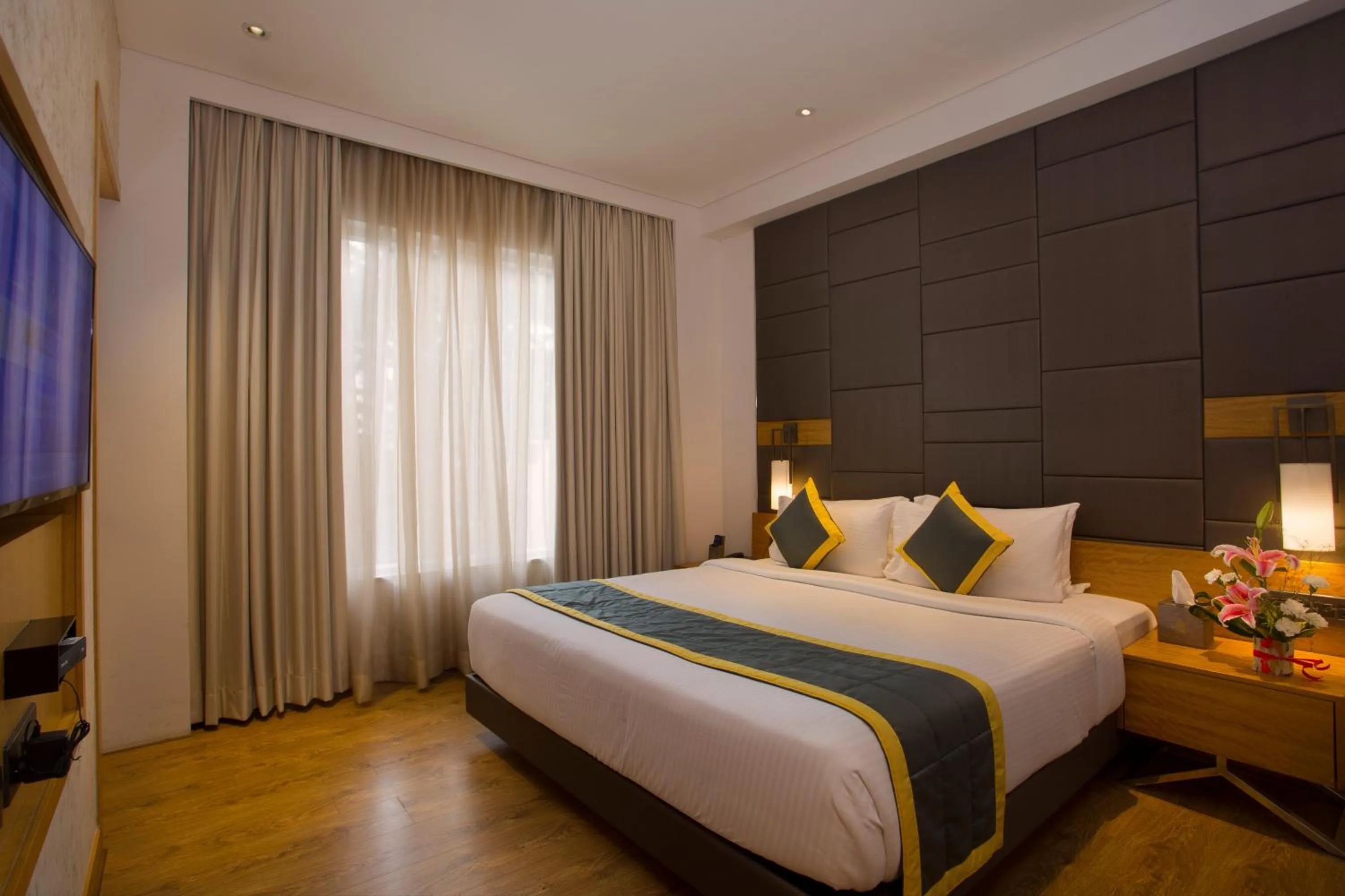 Bedroom, Bed in Fountain Tree by TGI