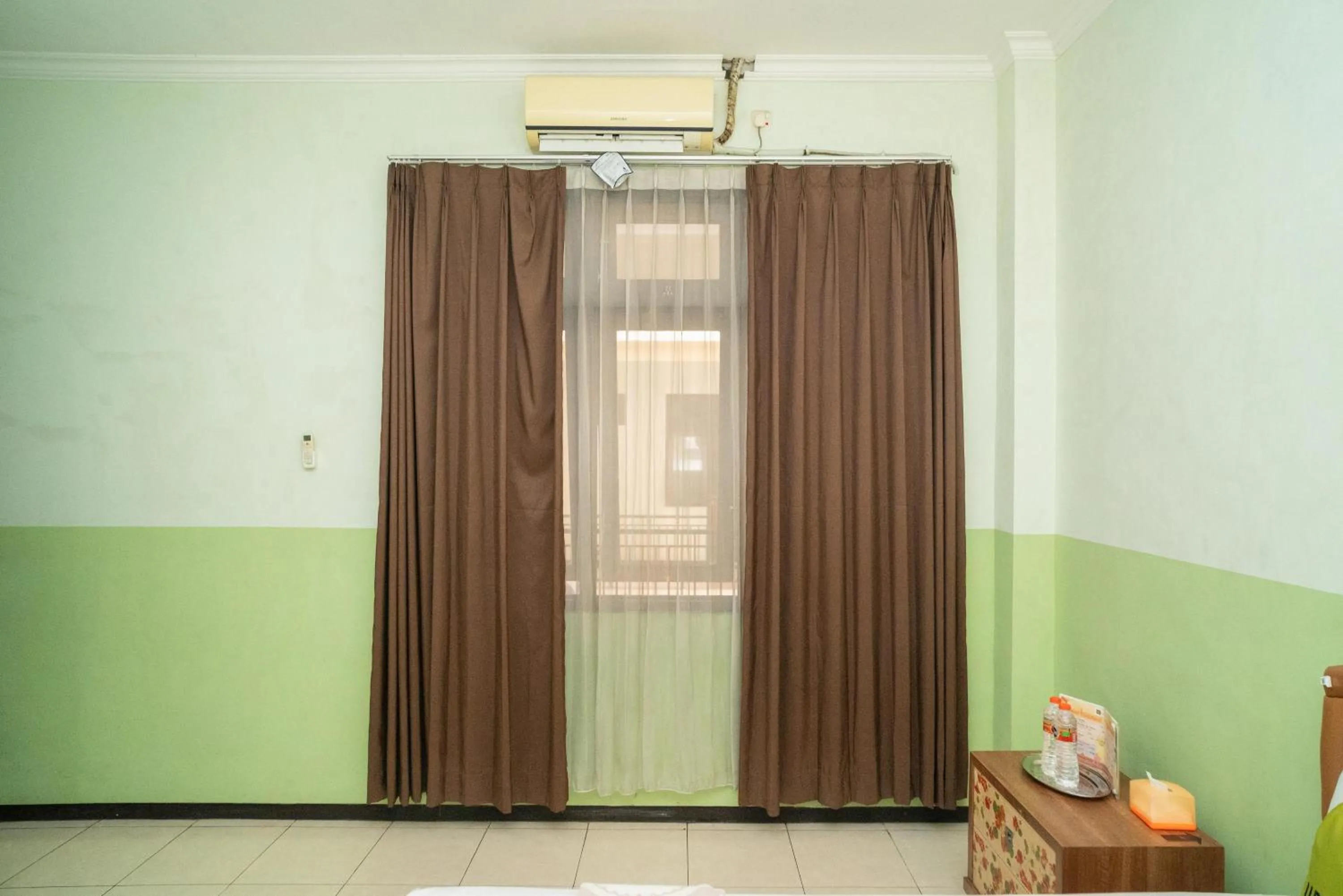 TV and multimedia in Urbanview Hotel de Kopen Malang by RedDoorz