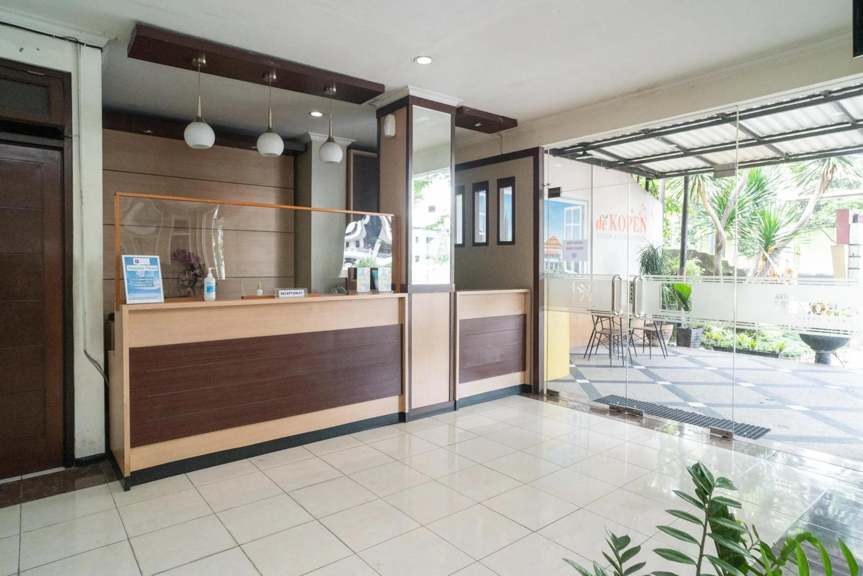 Lobby or reception in Urbanview Hotel de Kopen Malang by RedDoorz