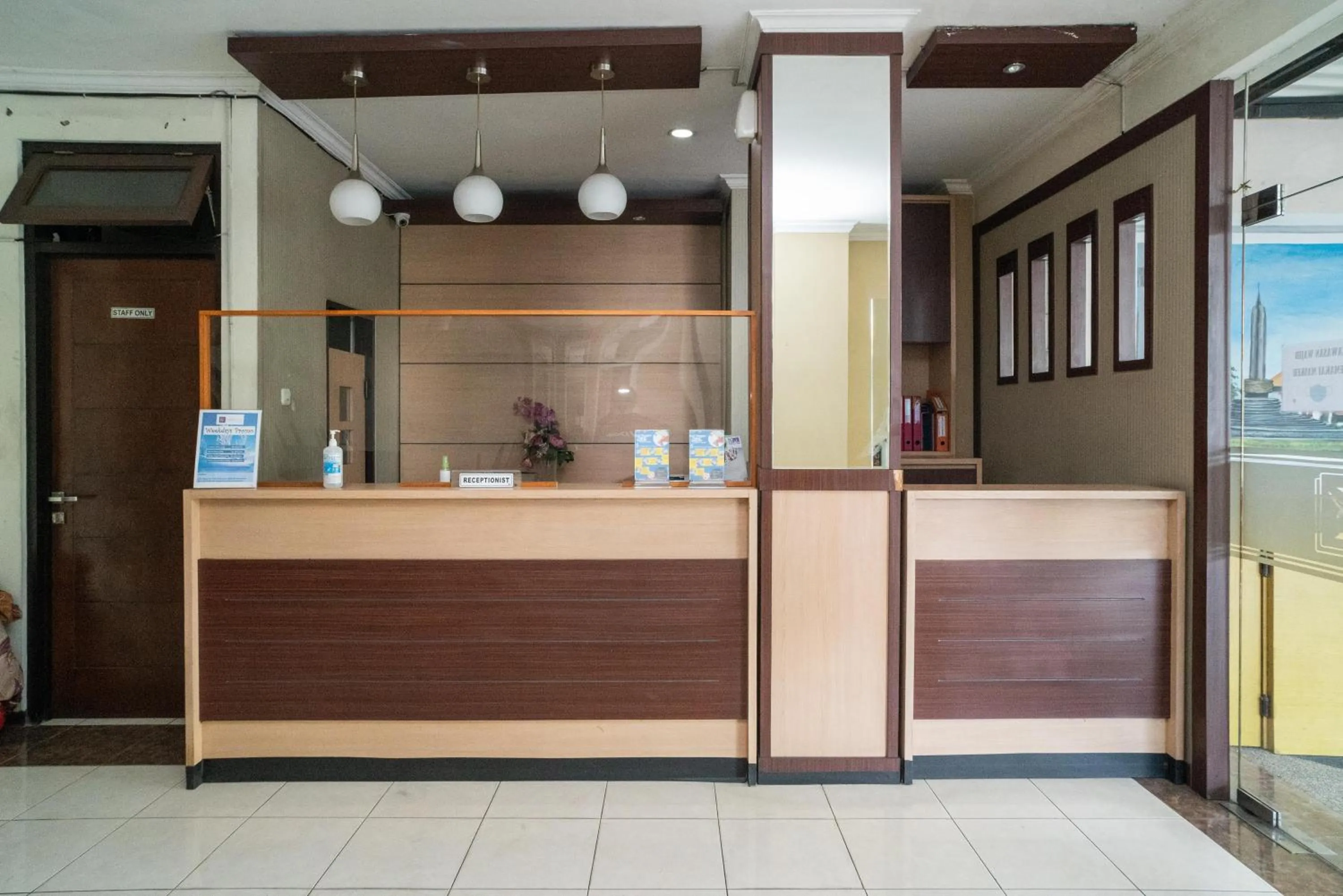 Lobby or reception in Urbanview Hotel de Kopen Malang by RedDoorz
