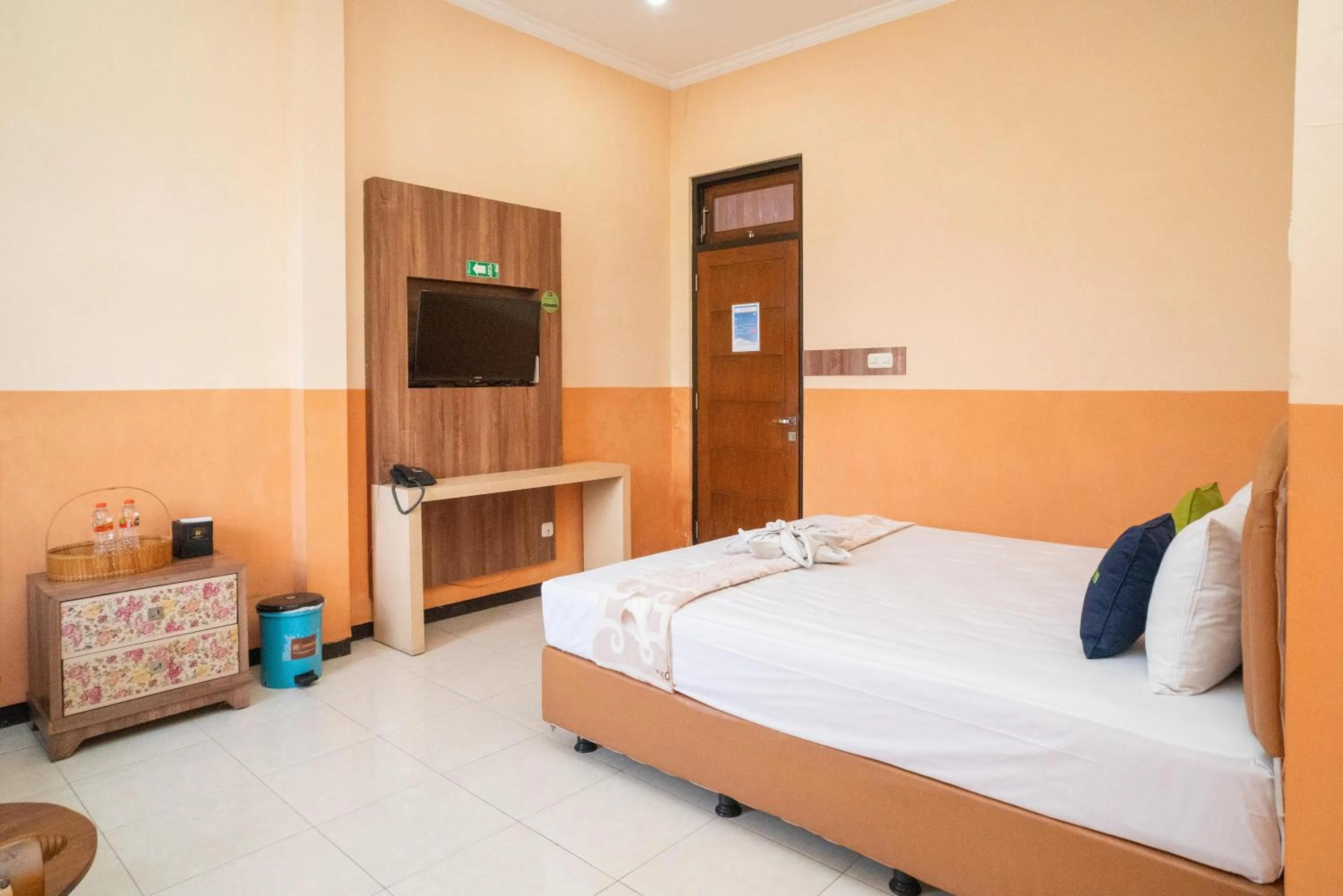 Photo of the whole room, Bed in Urbanview Hotel de Kopen Malang by RedDoorz