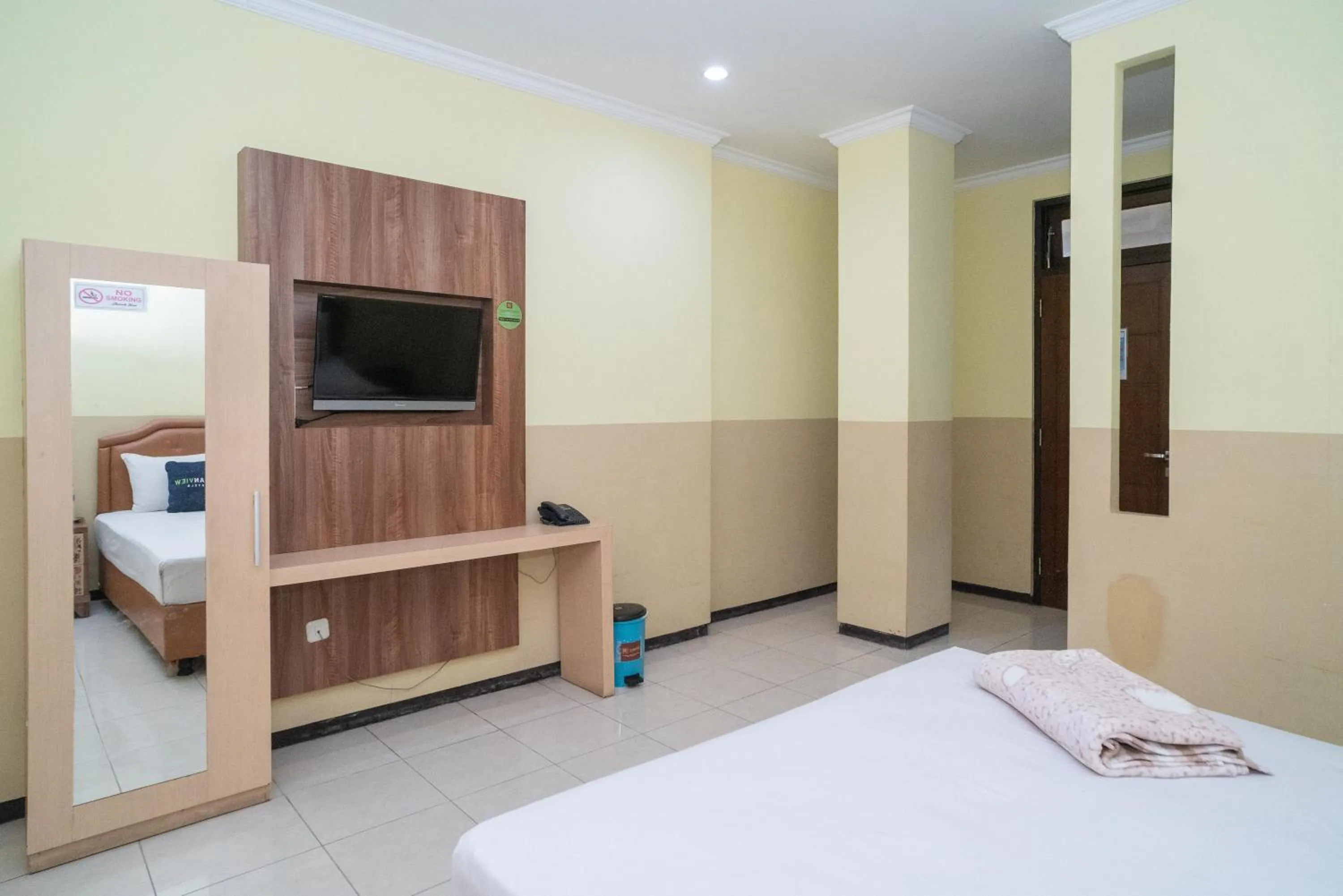 TV and multimedia, Bed in Urbanview Hotel de Kopen Malang by RedDoorz