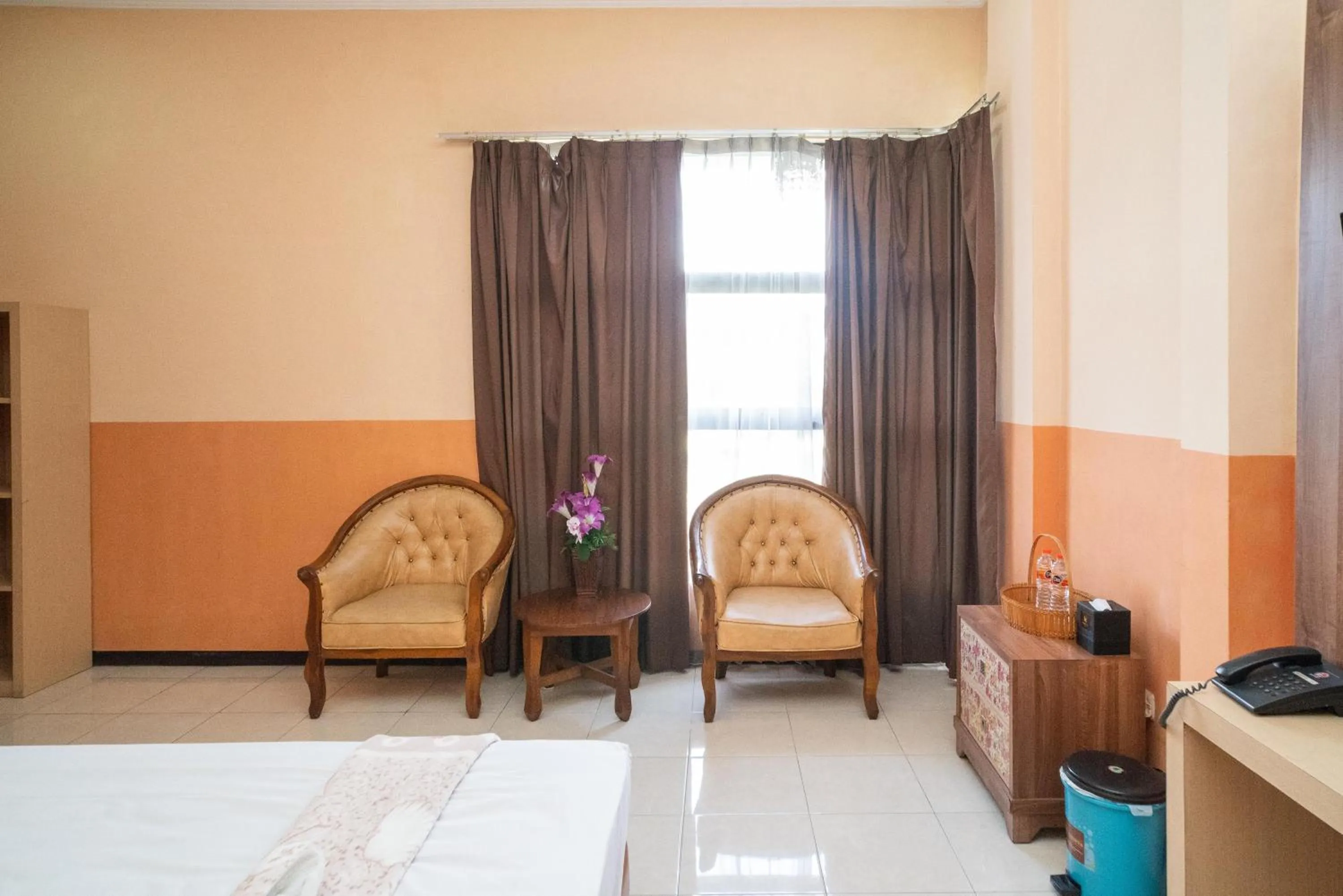 Photo of the whole room, Bed in Urbanview Hotel de Kopen Malang by RedDoorz