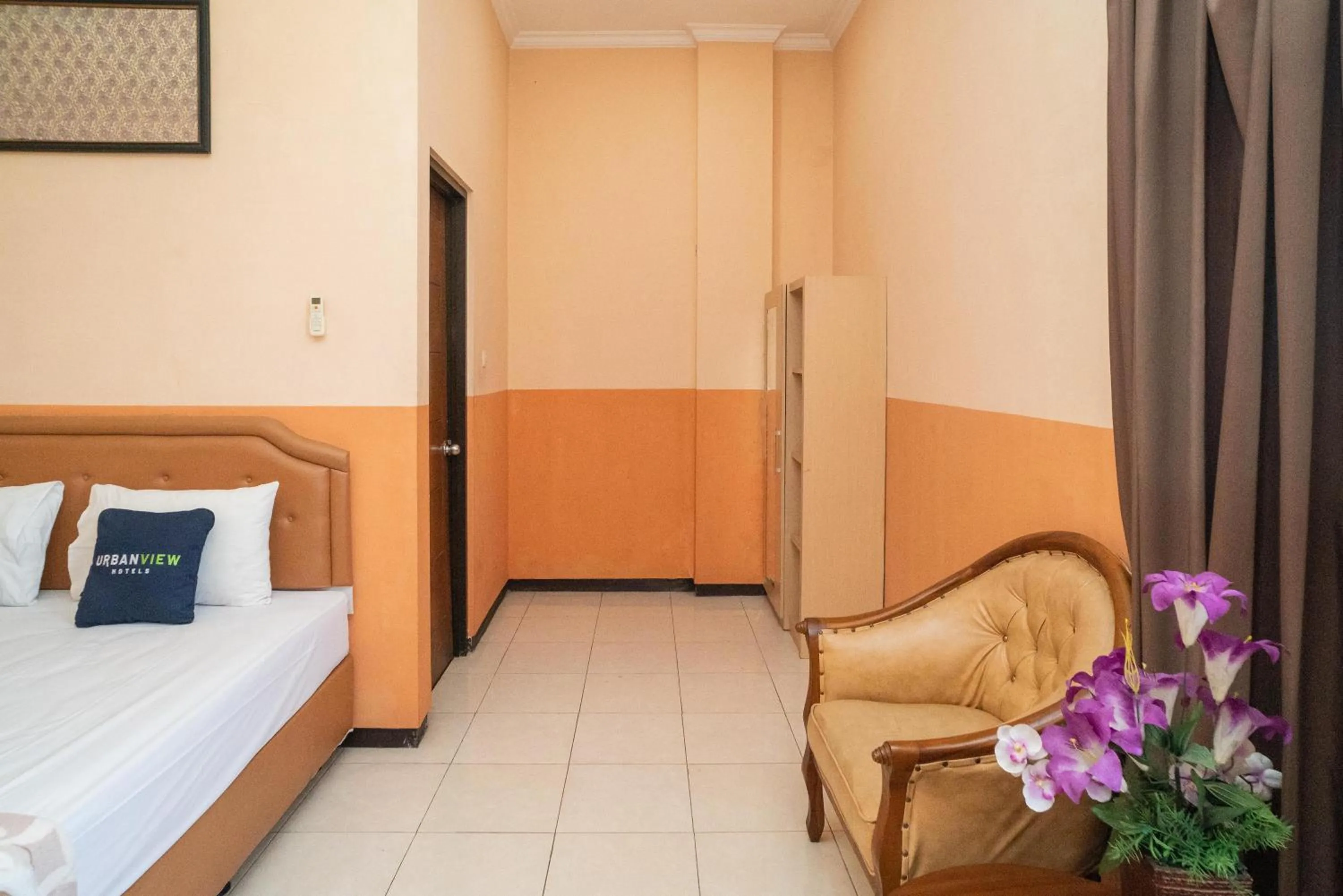 Seating area, Bed in Urbanview Hotel de Kopen Malang by RedDoorz