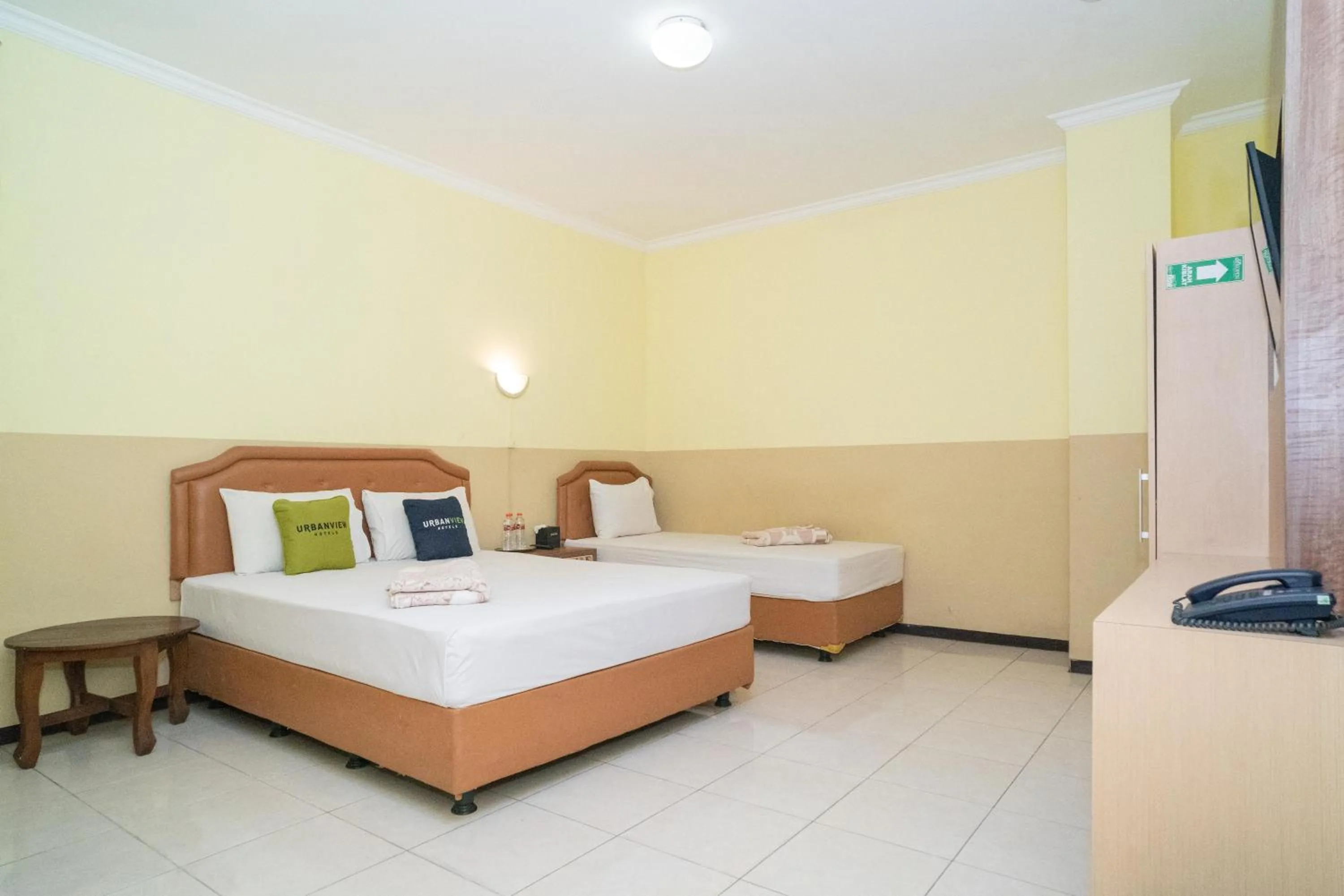 Photo of the whole room, Bed in Urbanview Hotel de Kopen Malang by RedDoorz