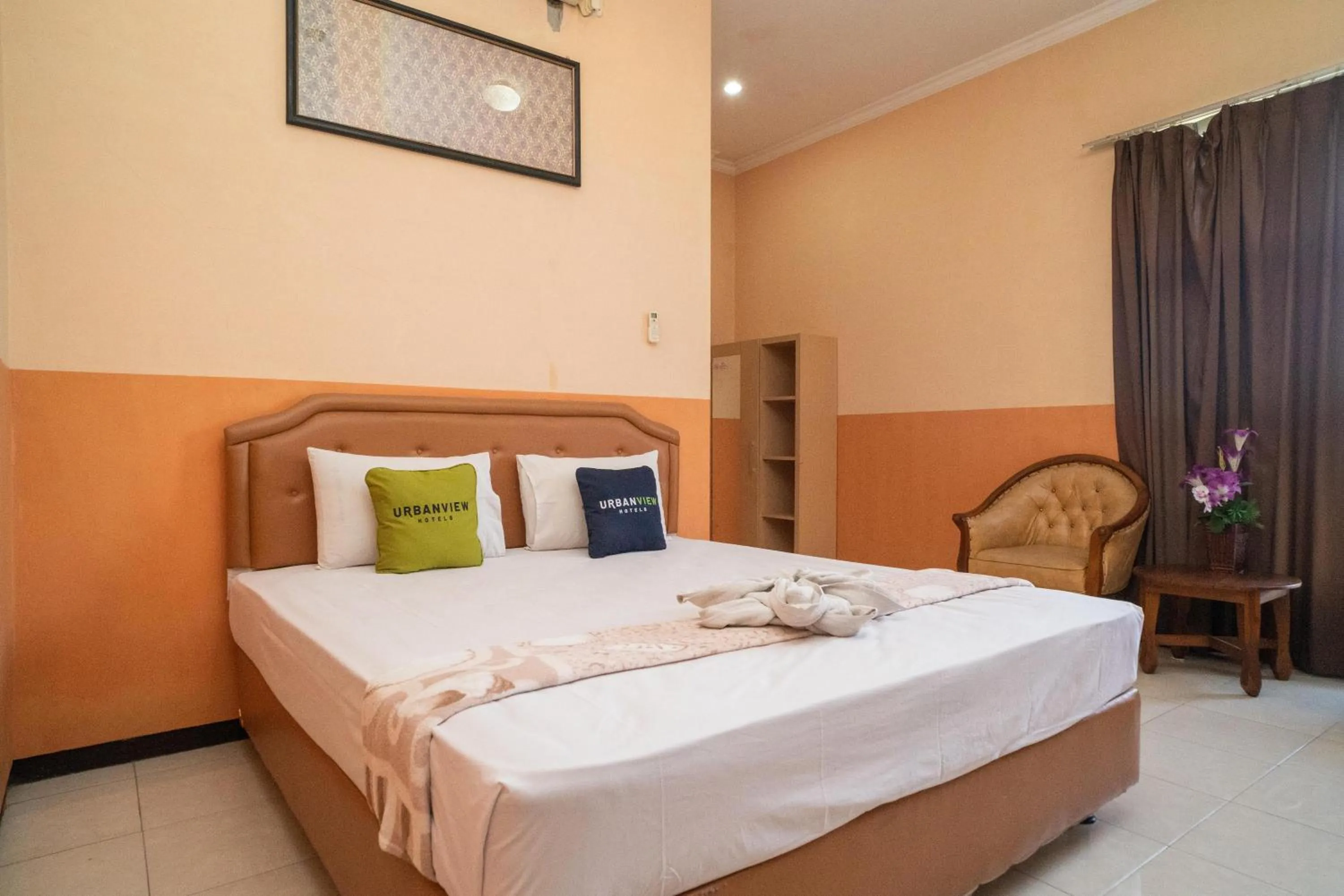 Photo of the whole room, Bed in Urbanview Hotel de Kopen Malang by RedDoorz