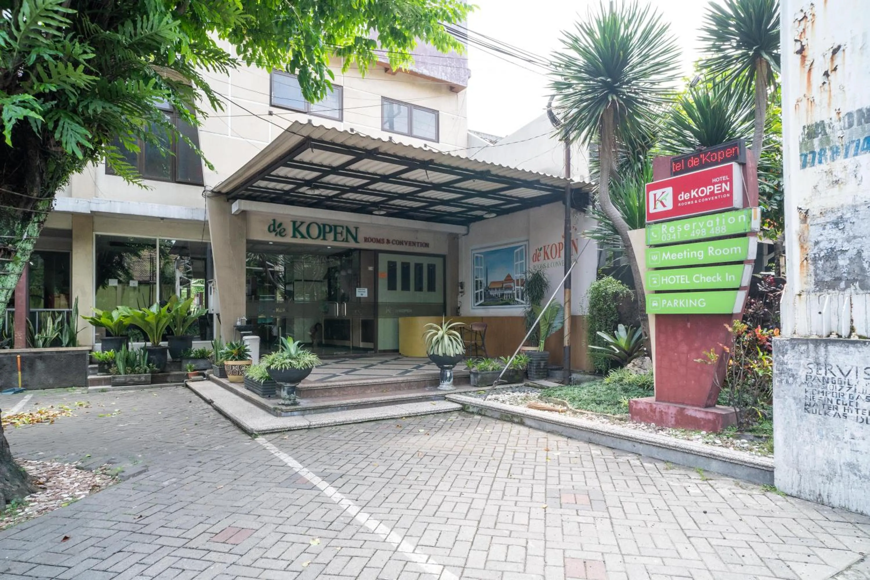 Property building in Urbanview Hotel de Kopen Malang by RedDoorz