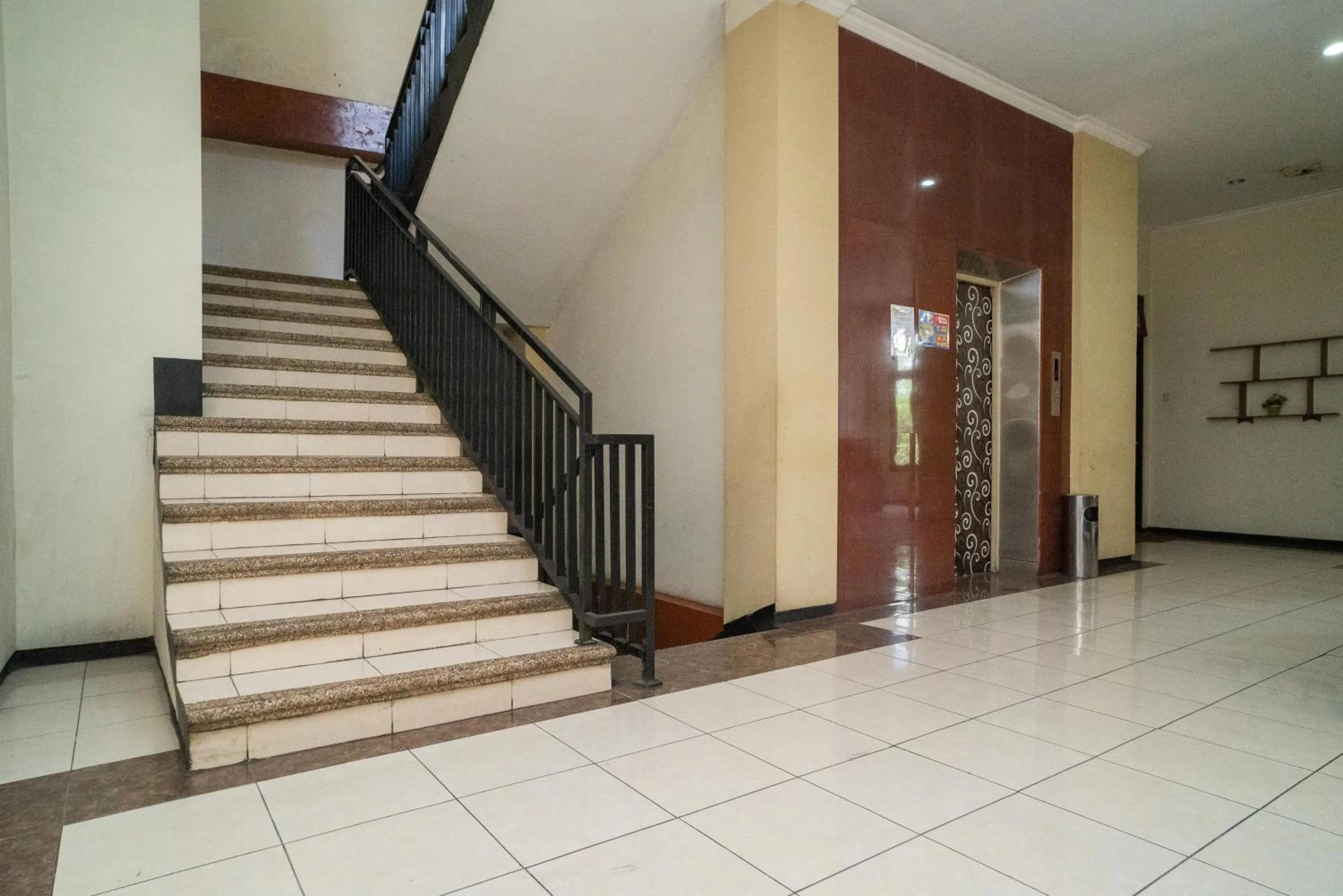 Lobby or reception in Urbanview Hotel de Kopen Malang by RedDoorz