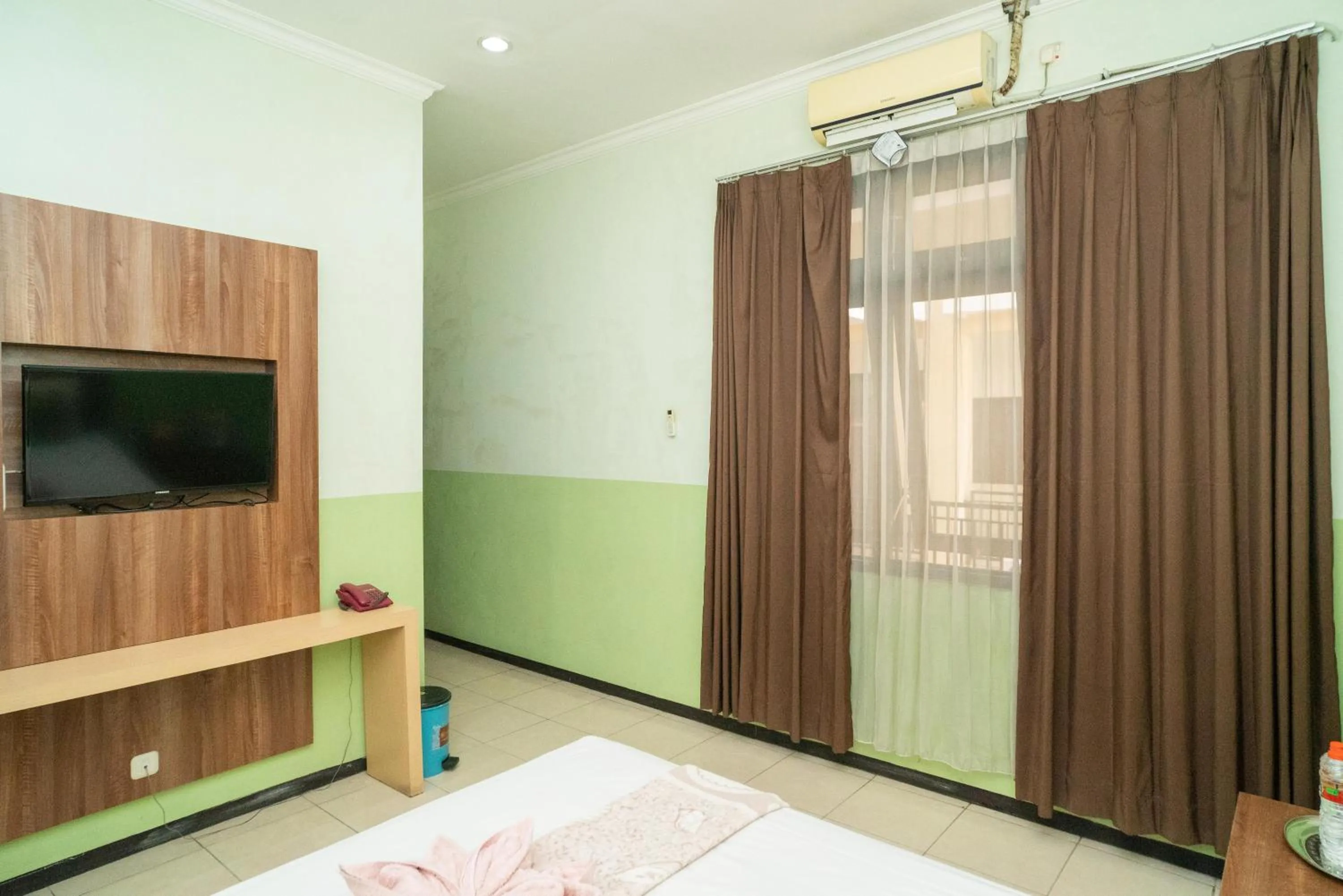 TV and multimedia, Bed in Urbanview Hotel de Kopen Malang by RedDoorz