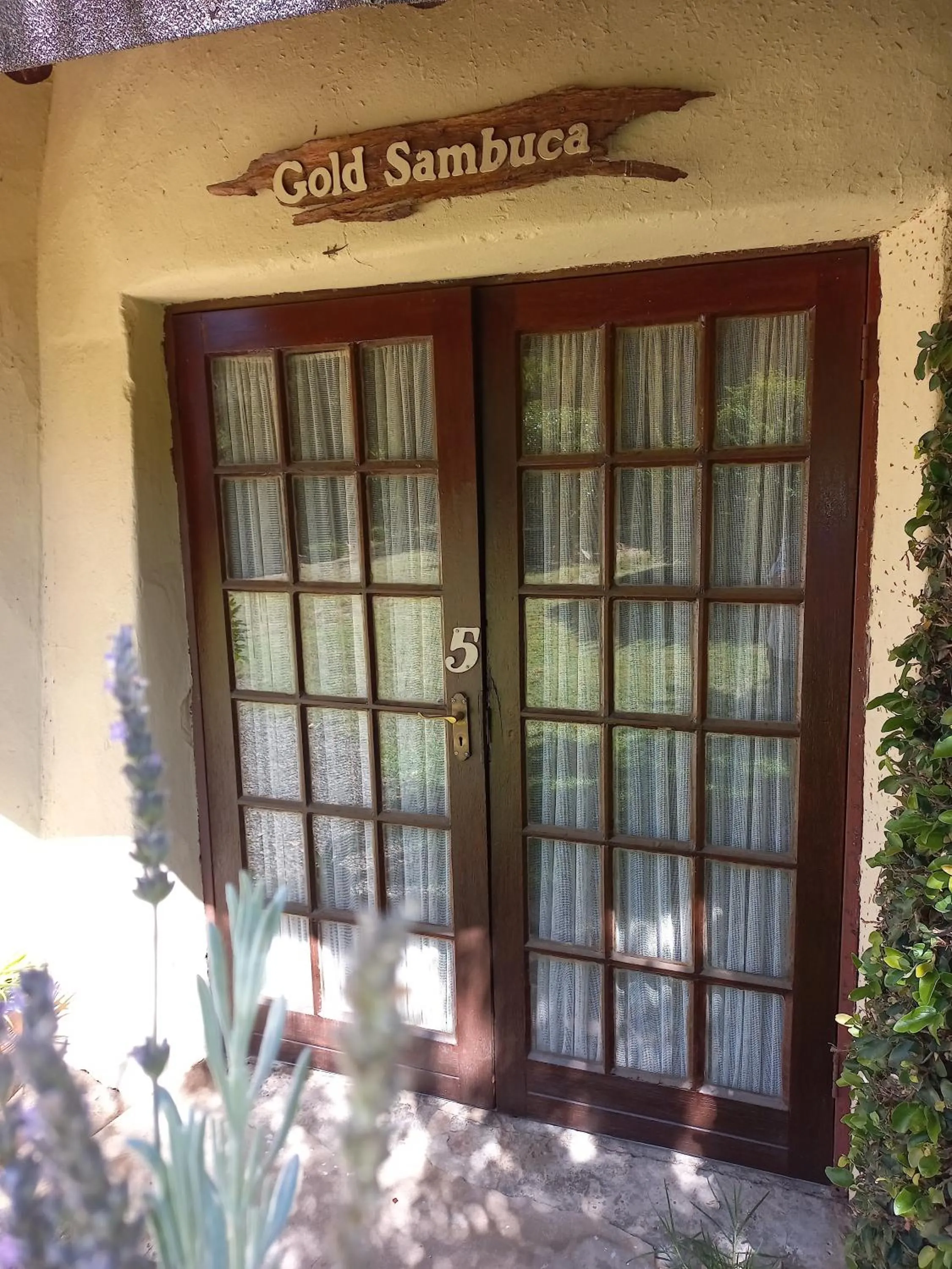 Facade/entrance in Brentwood Lodge