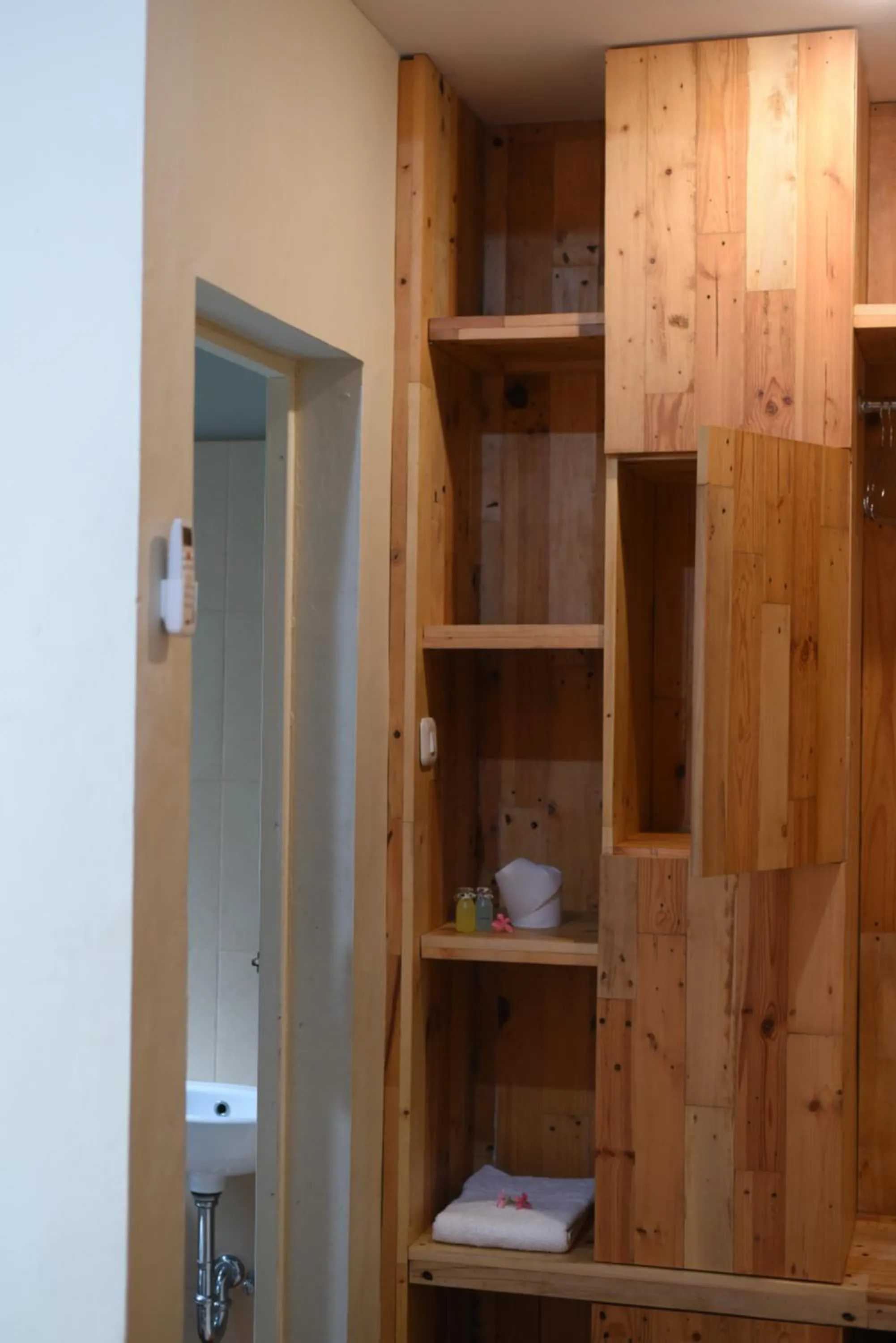 wardrobe in Roemah 28 Syariah