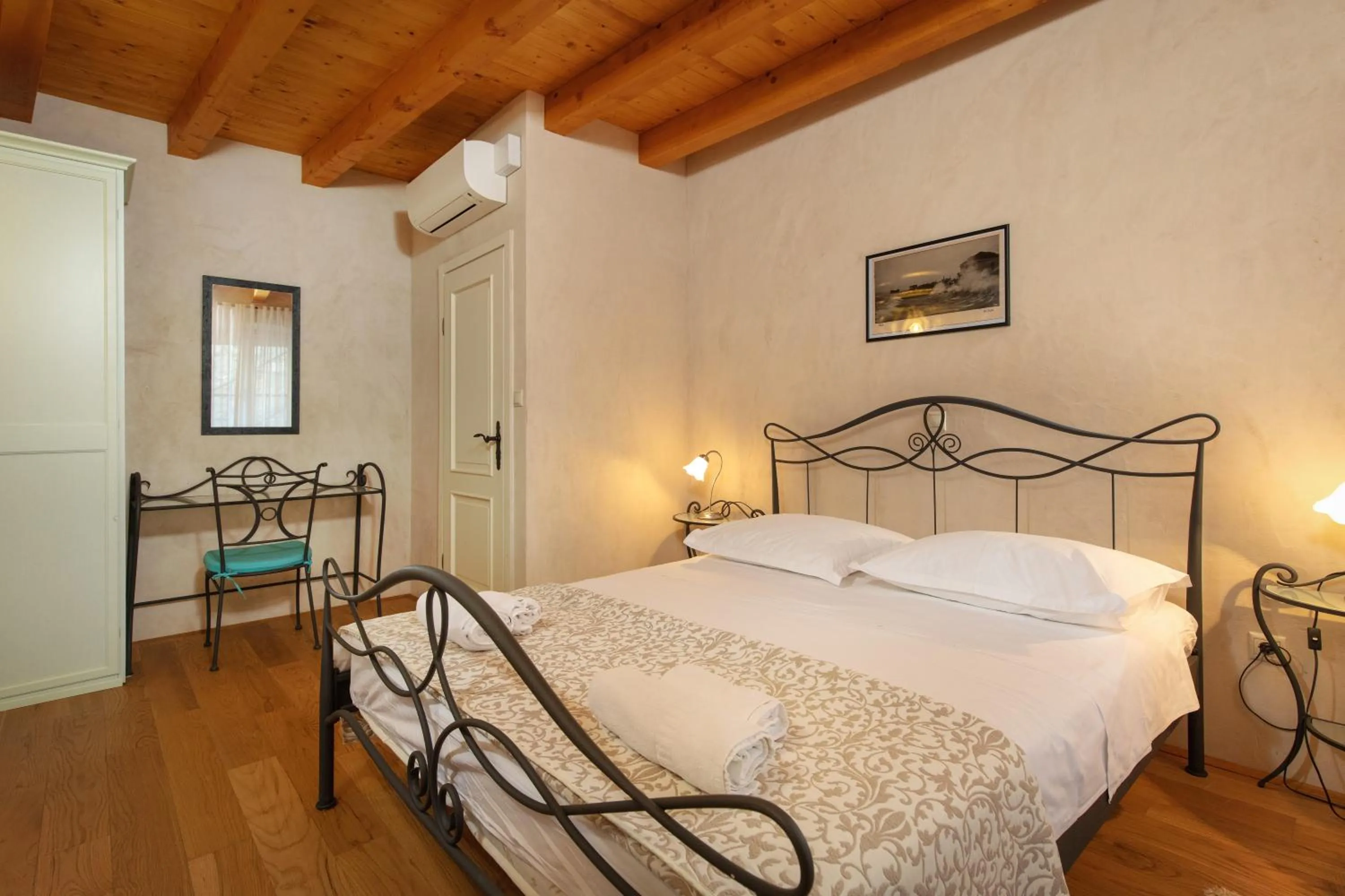 Bed in Villa Mama - Traditional Apartments in Omis, free parking