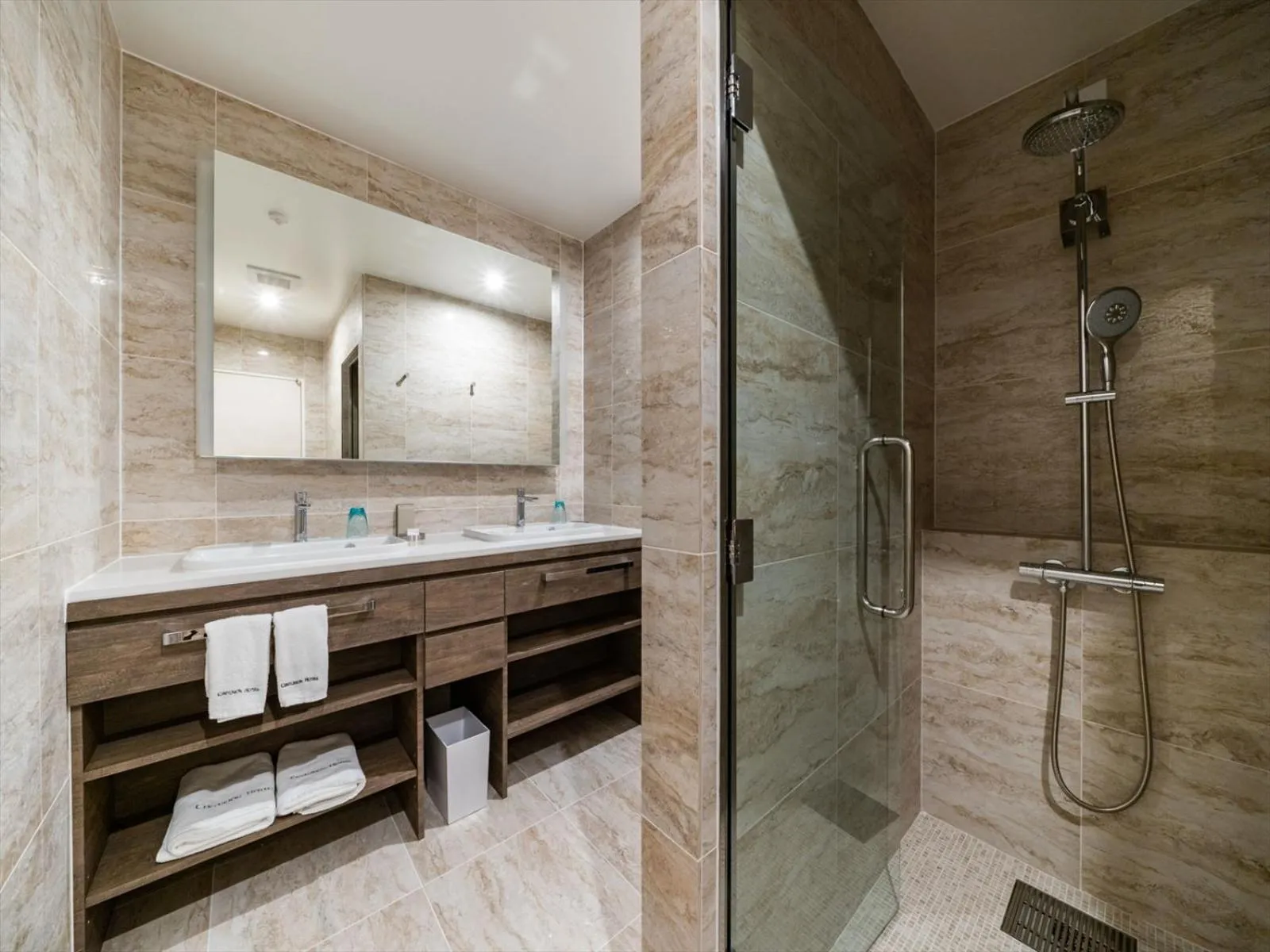 Shower in Royal View Hotel Churaumi