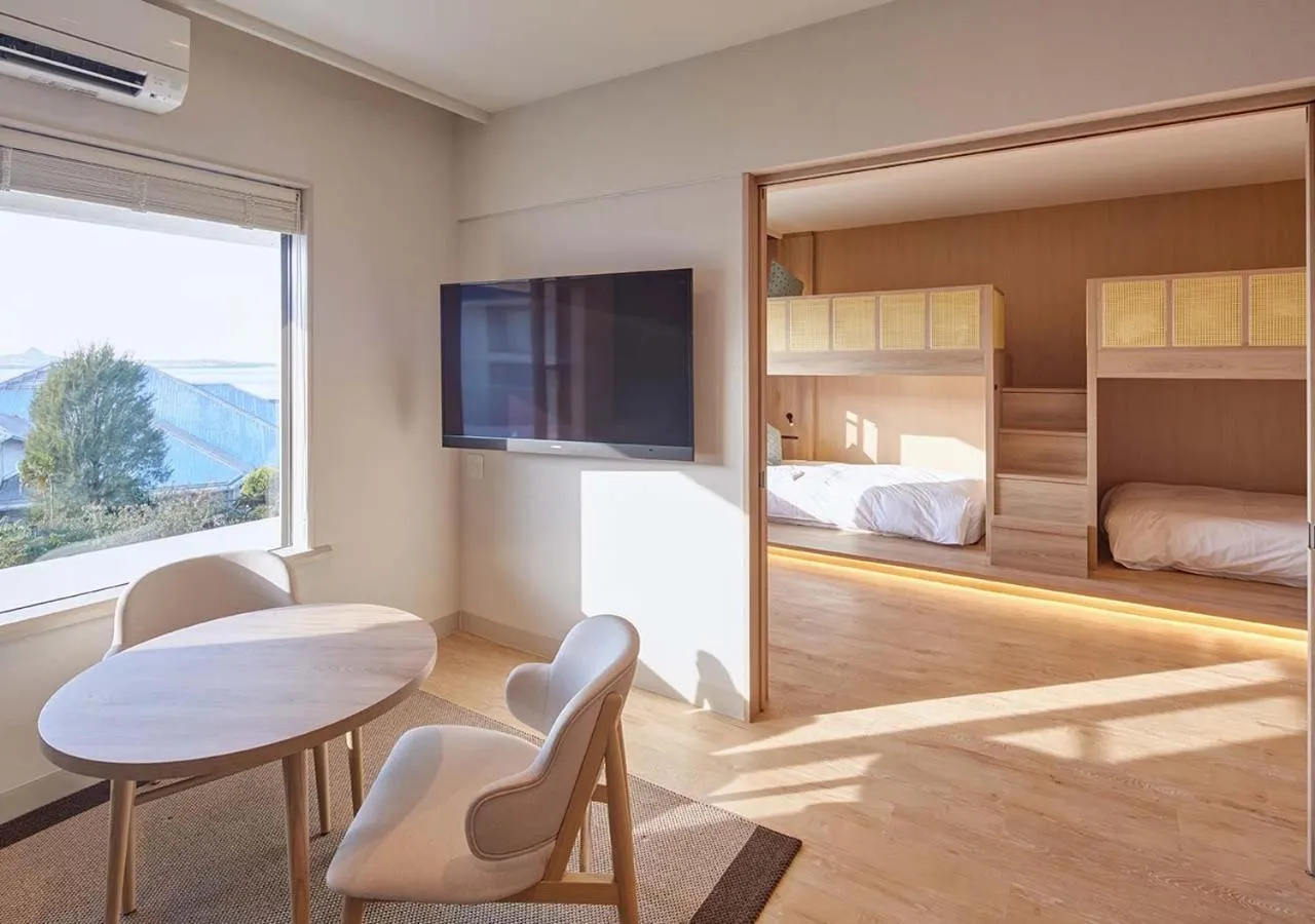 TV and multimedia, Bed in Royal View Hotel Churaumi