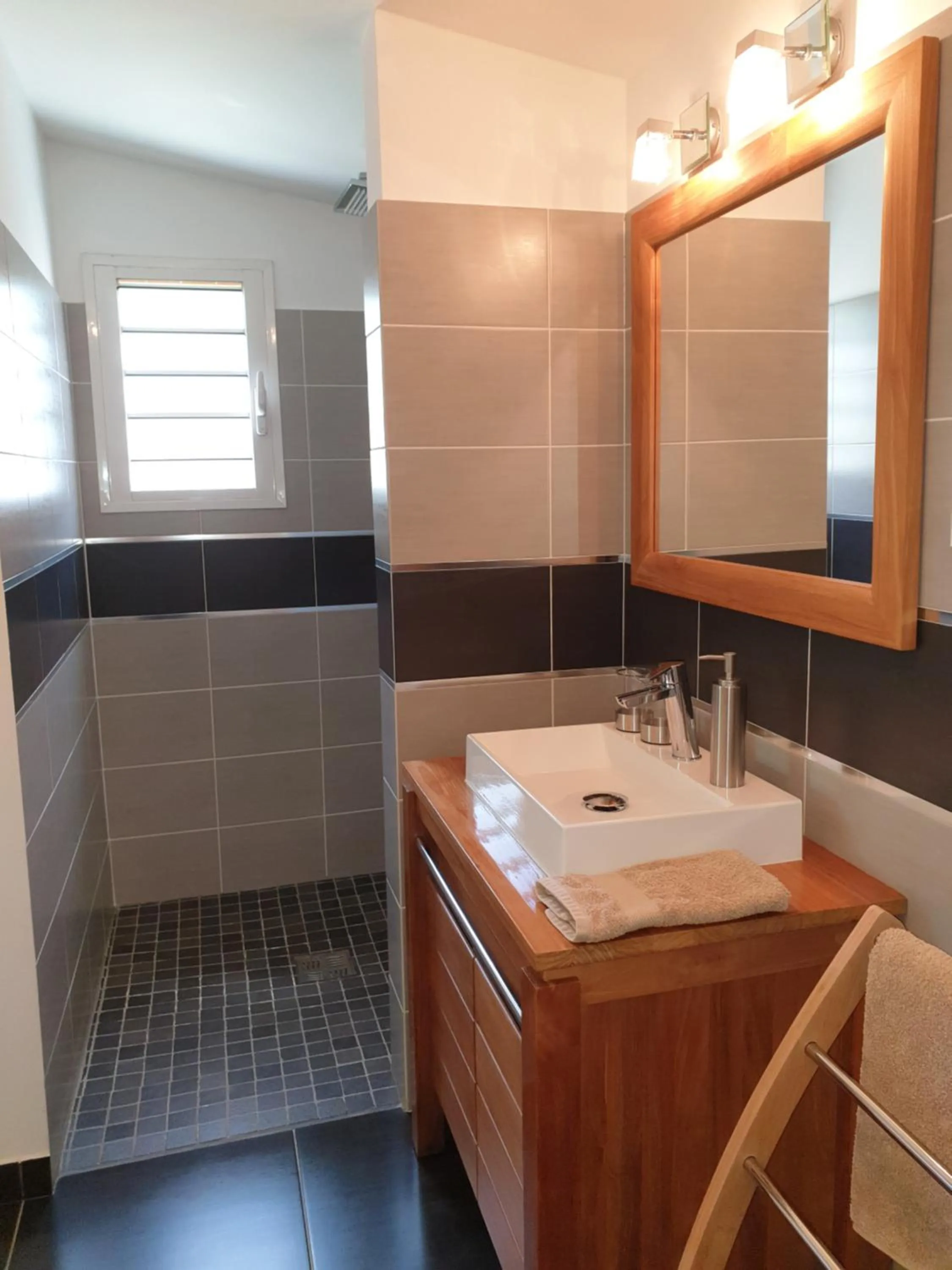 Shower in Les Coeurs d'Amants