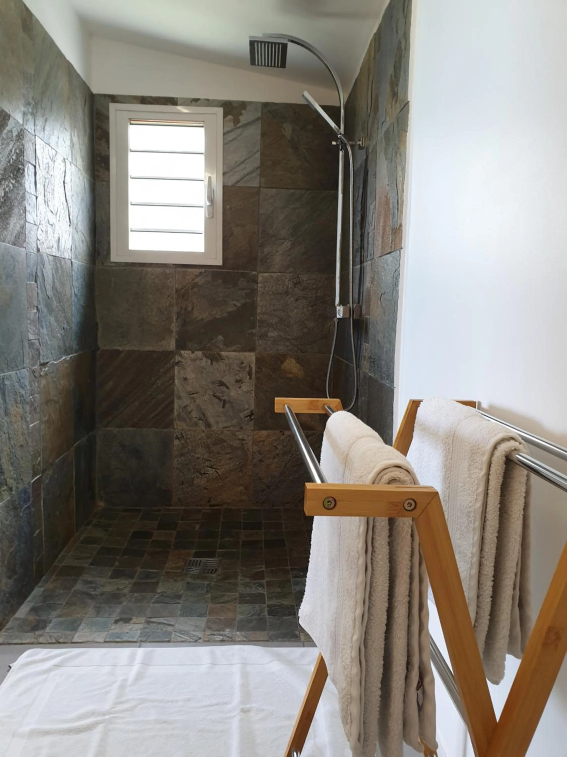 Shower, Bed in Les Coeurs d'Amants