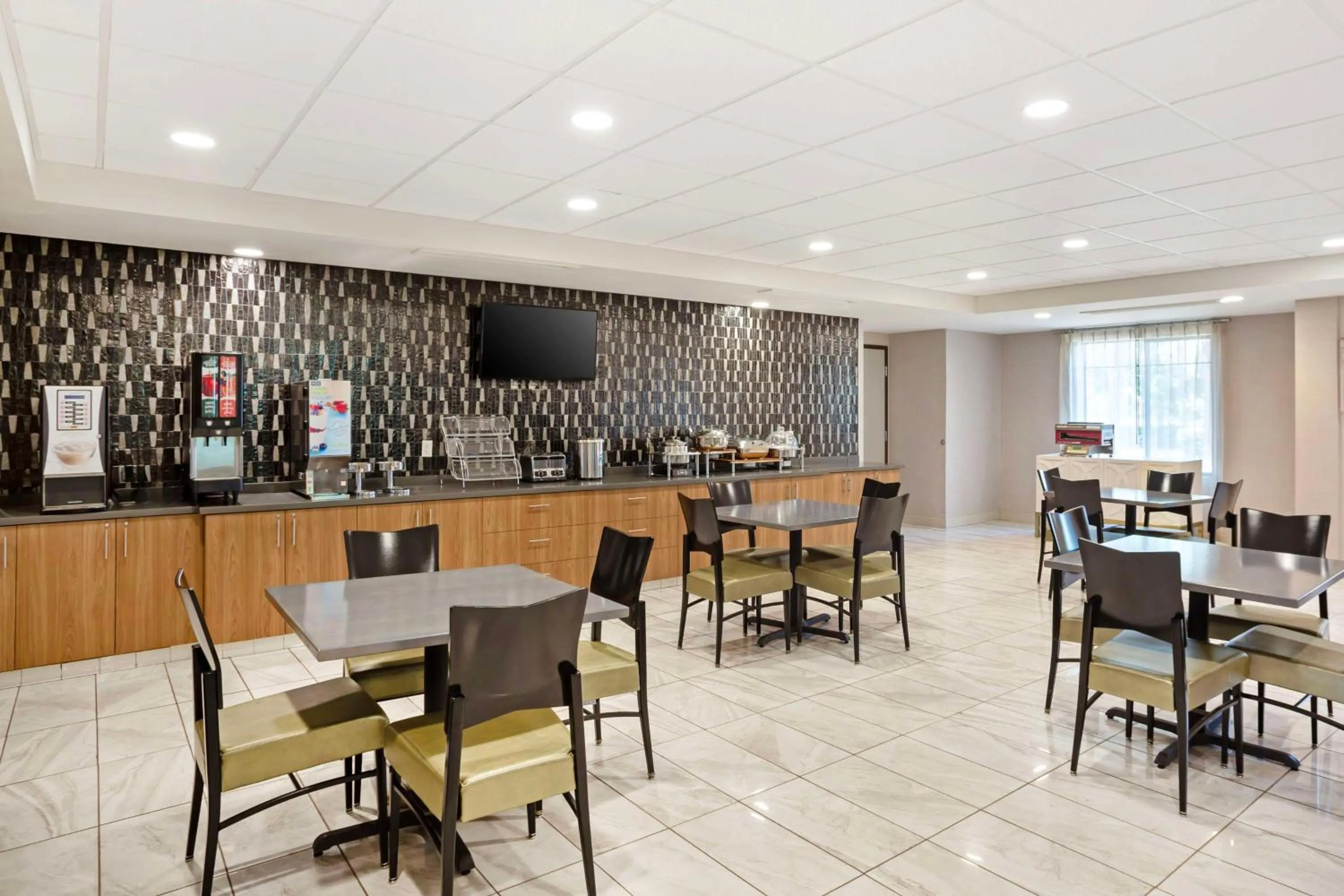 Breakfast in Best Western Plus Coalinga Inn