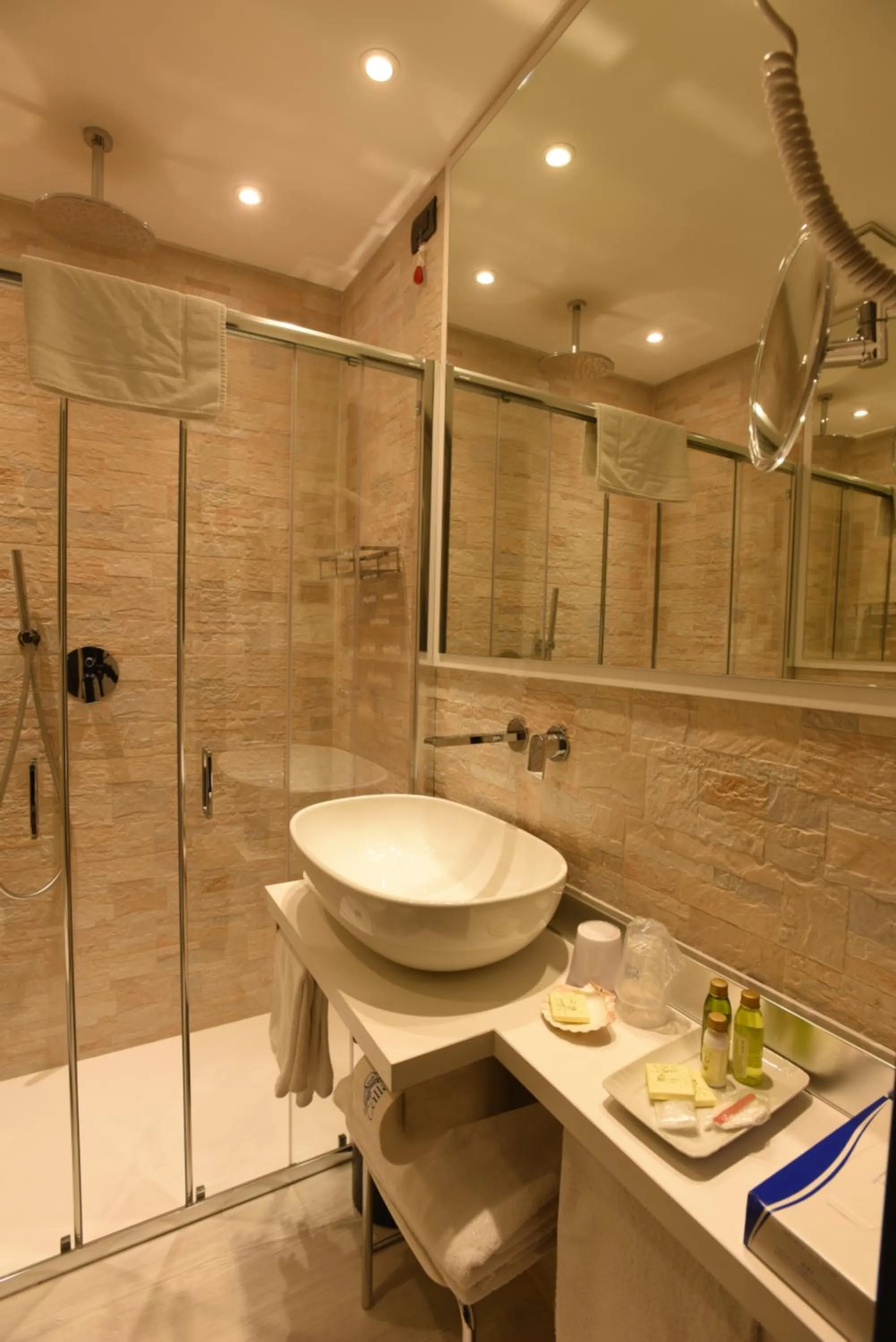 Shower in Hotel La Vigna