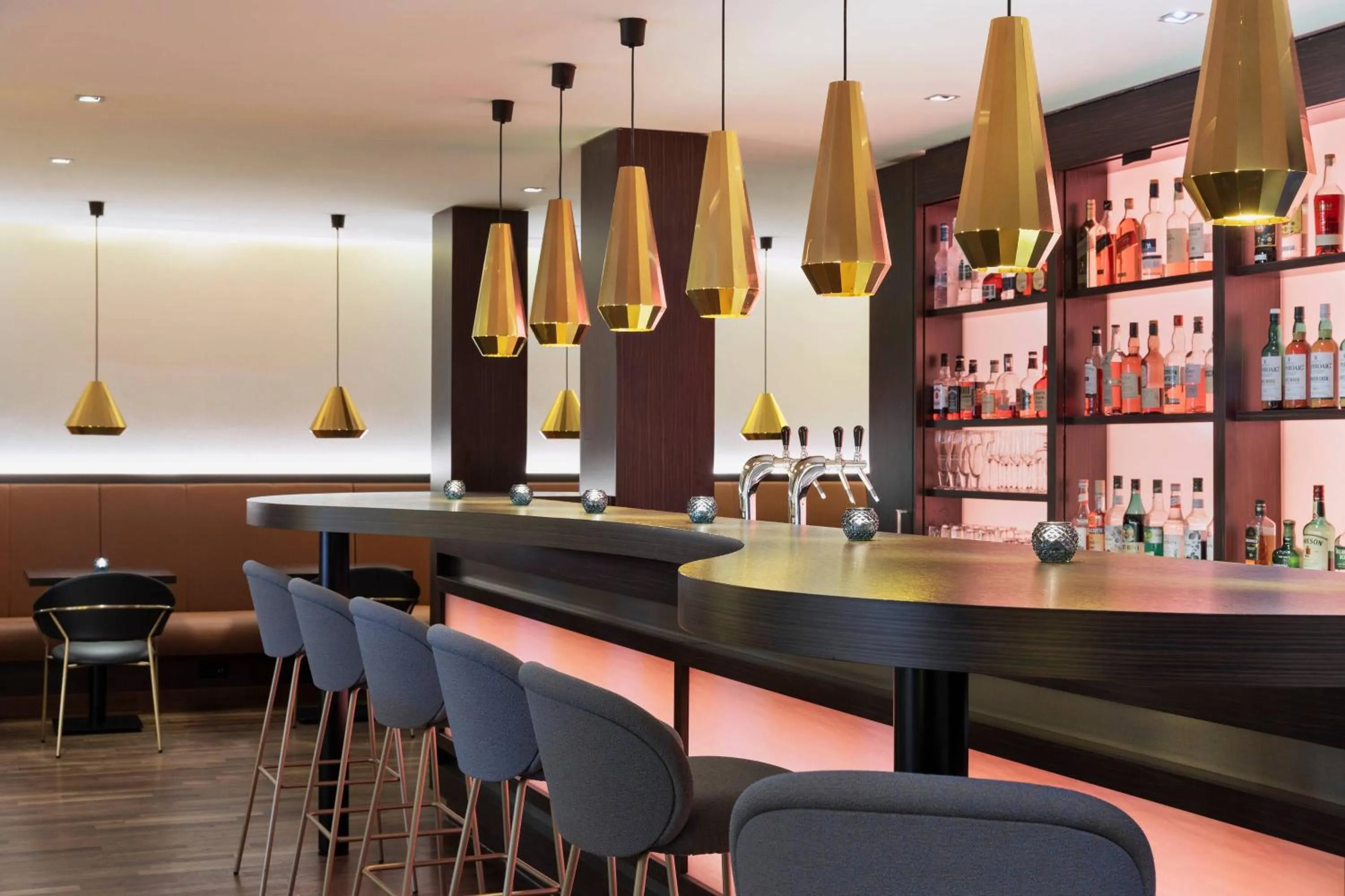 Lounge or bar in Courtyard by Marriott Wiesbaden-Nordenstadt