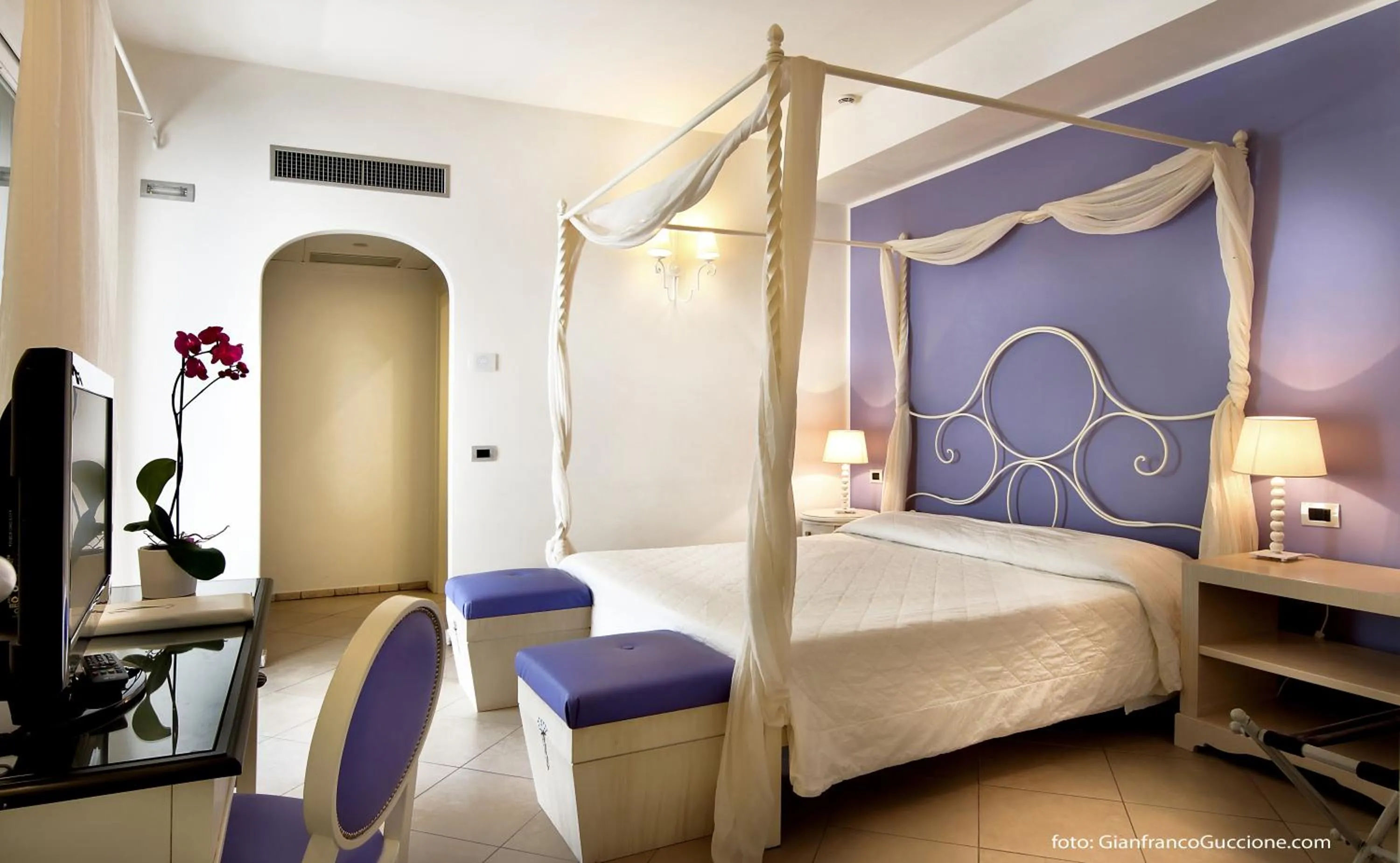 Photo of the whole room, Bed in Hotel Mea - Aeolian Charme