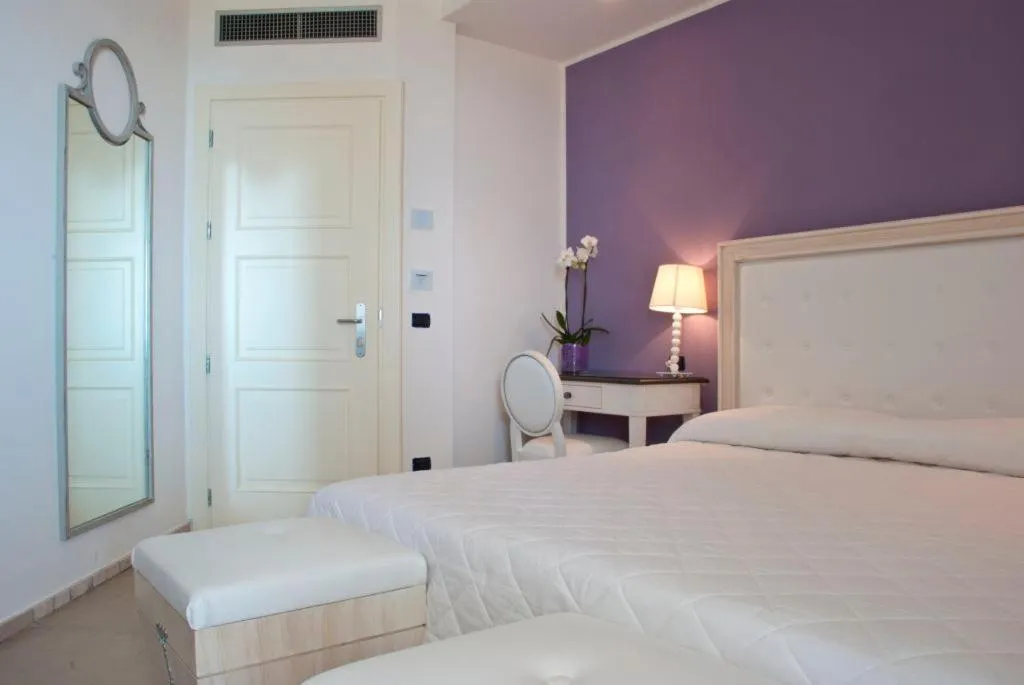 Photo of the whole room, Bed in Hotel Mea - Aeolian Charme