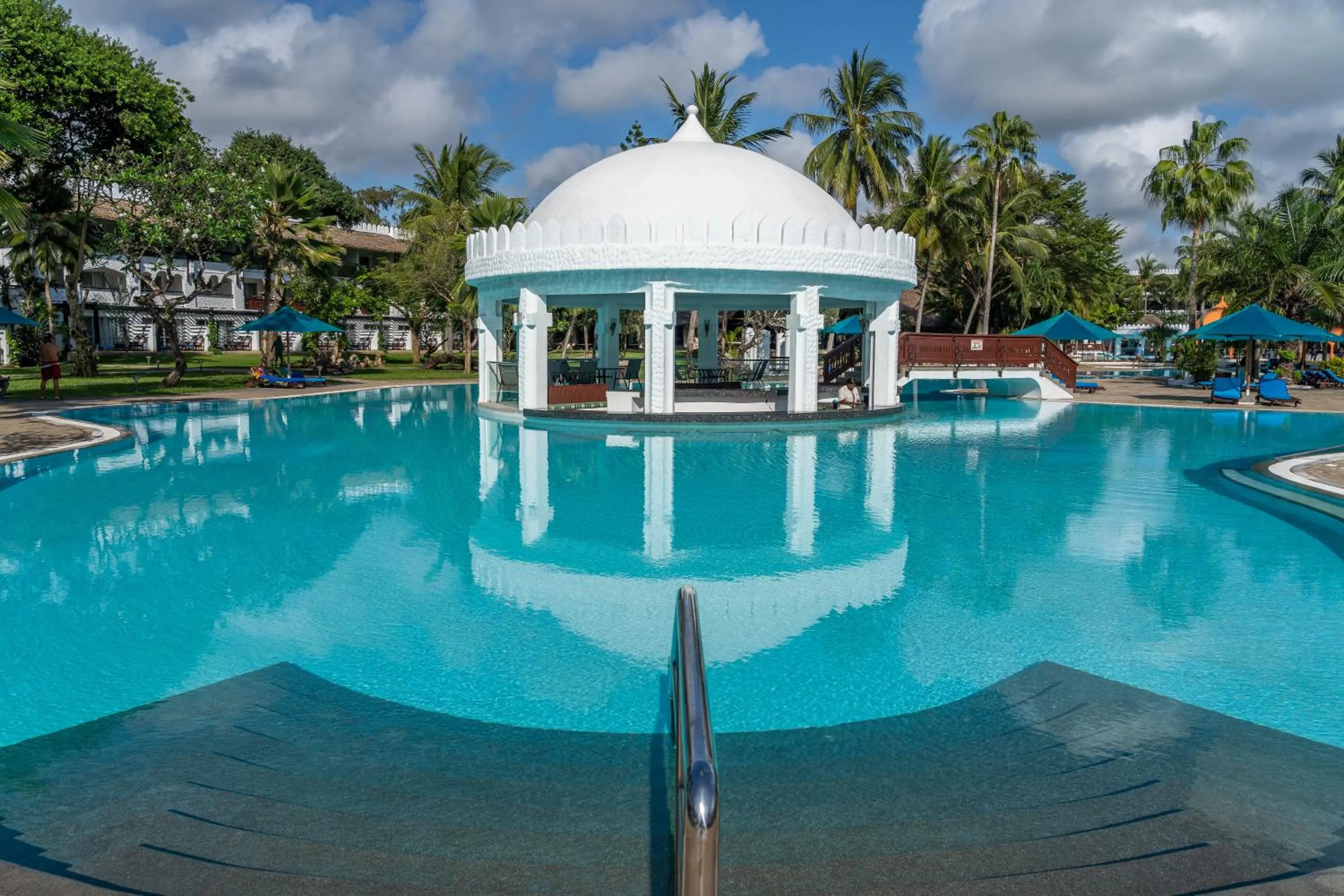 Swimming pool in Southern Palms Beach Resort