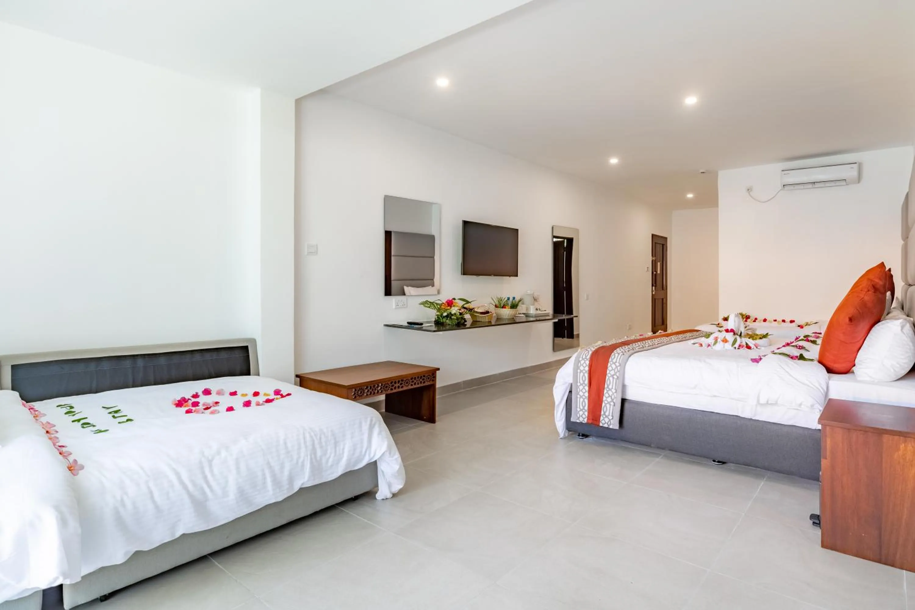 Photo of the whole room, Bed in Southern Palms Beach Resort