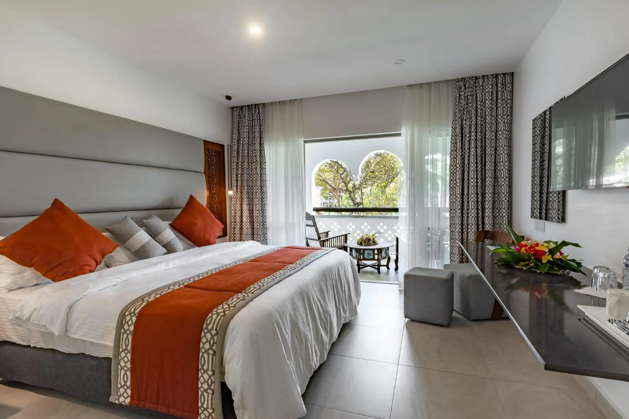 Photo of the whole room, Bed in Southern Palms Beach Resort