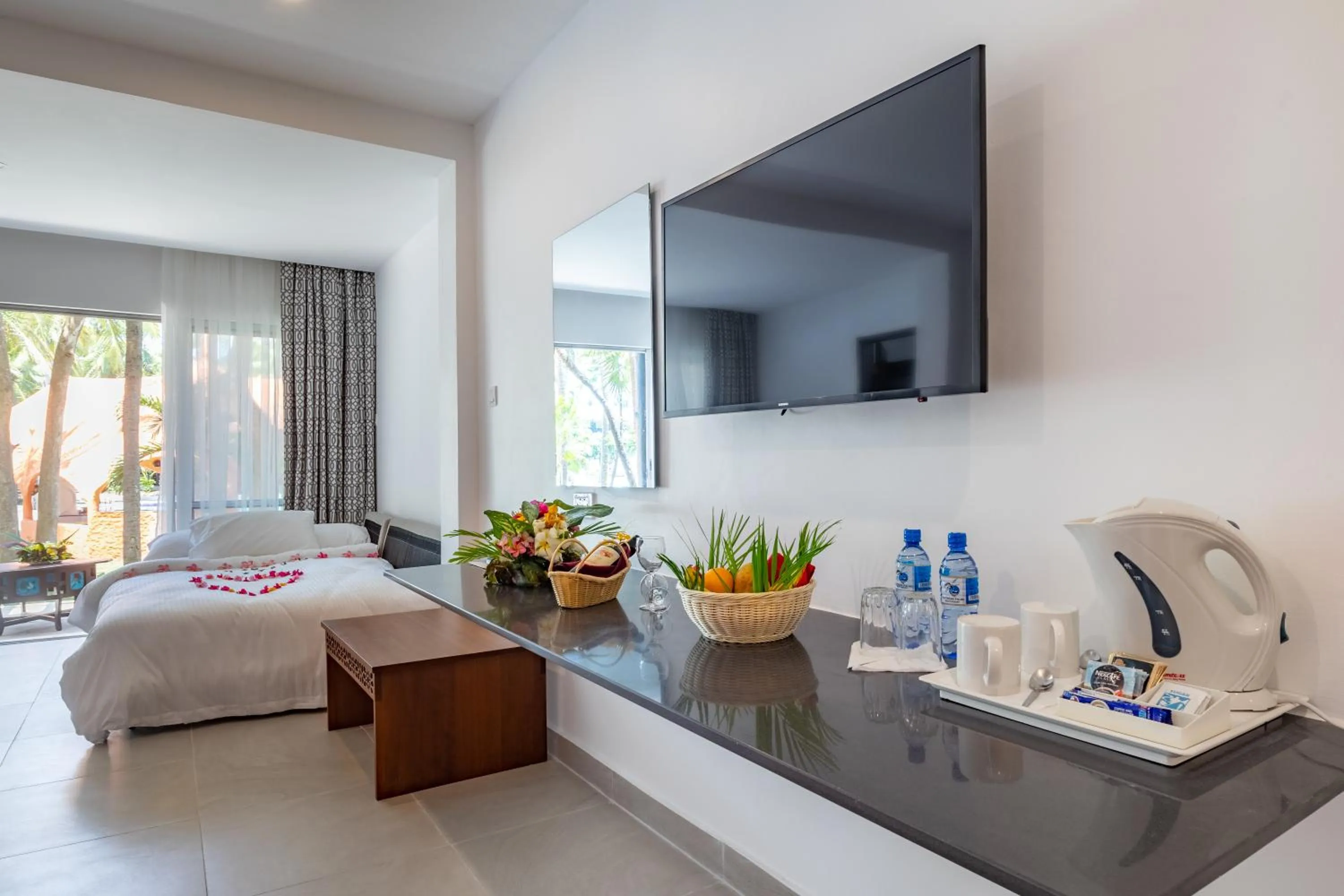 Coffee/tea facilities, Bed in Southern Palms Beach Resort