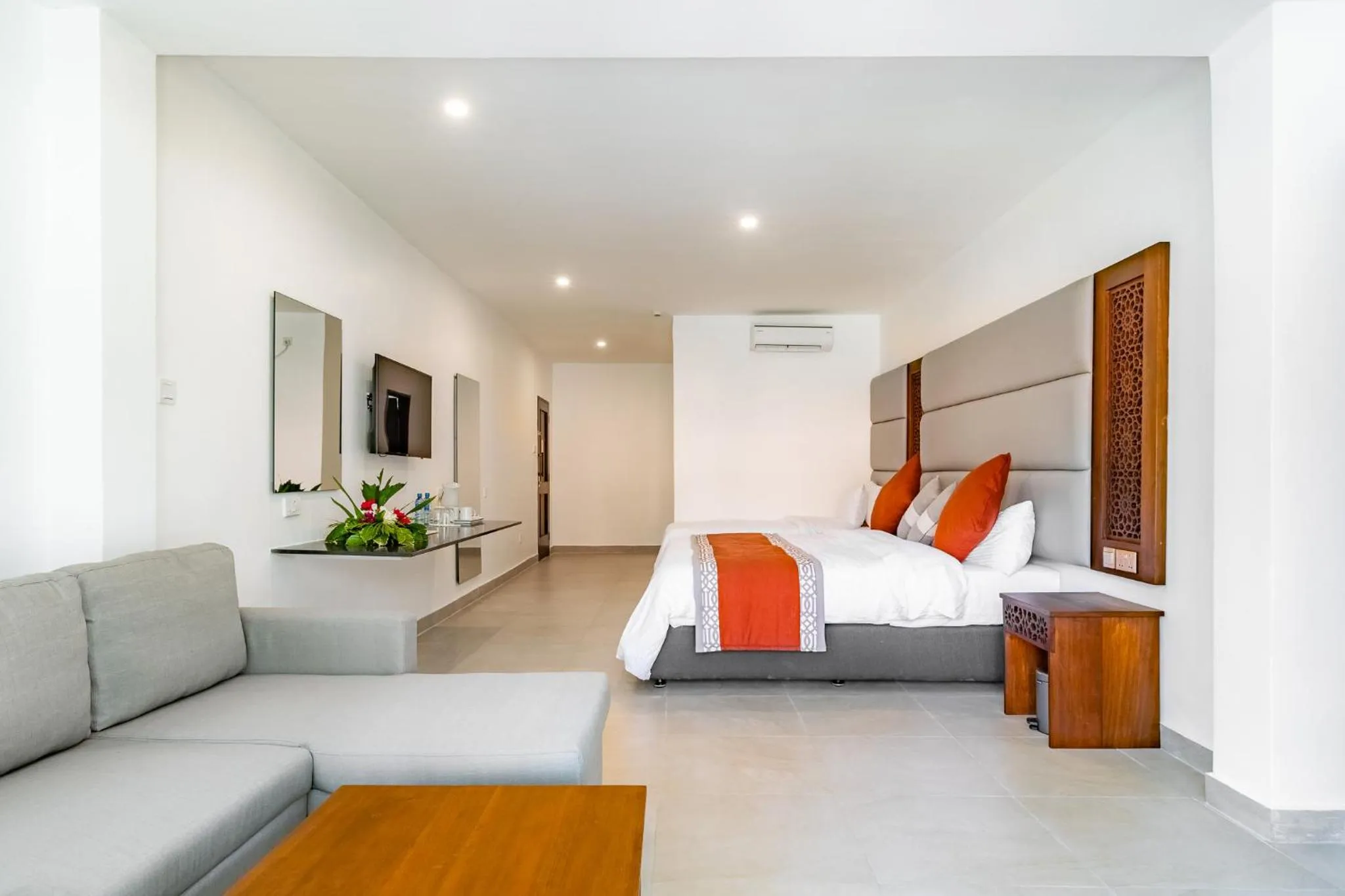 Photo of the whole room, Bed in Southern Palms Beach Resort