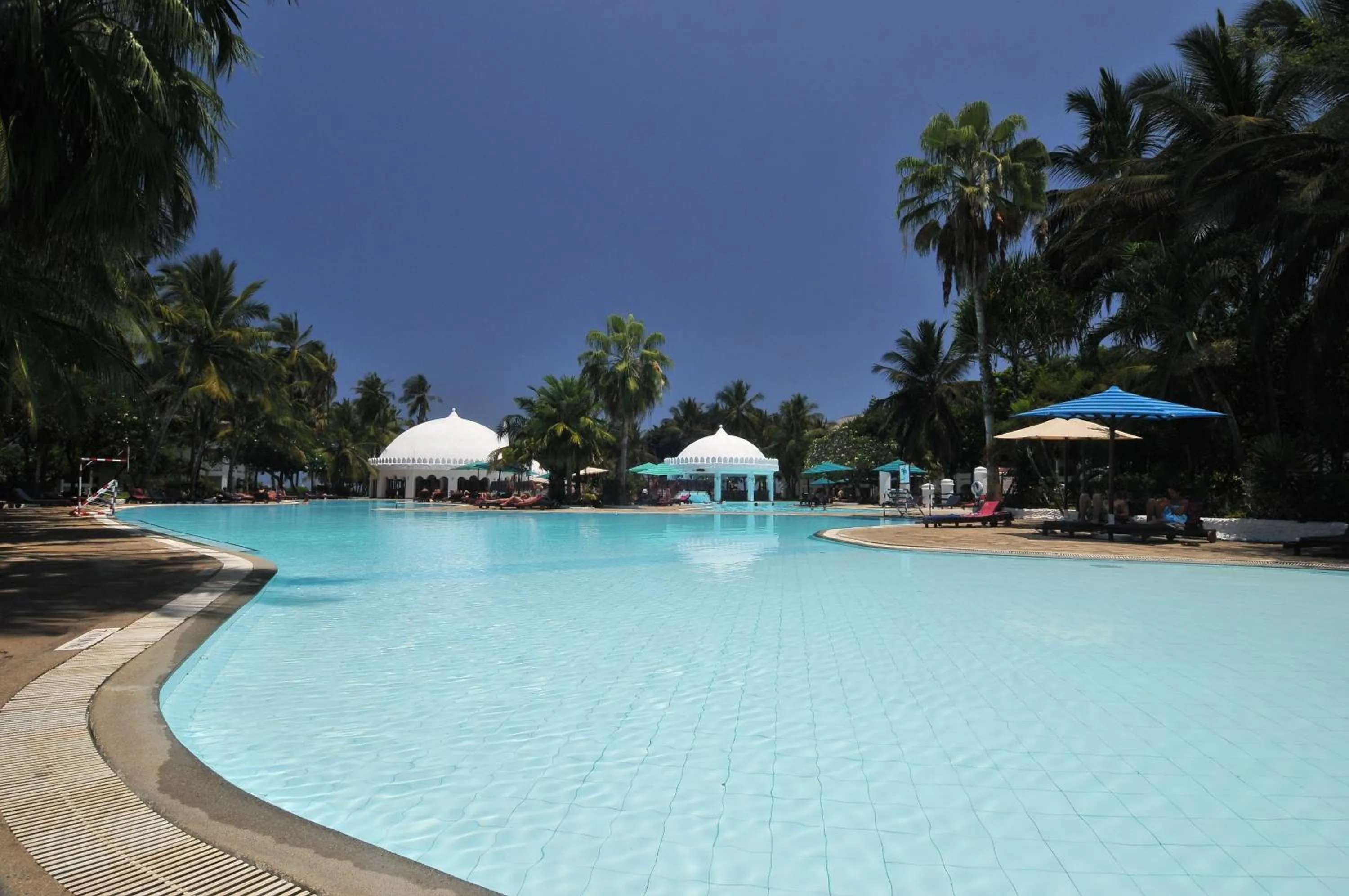 Swimming pool in Southern Palms Beach Resort