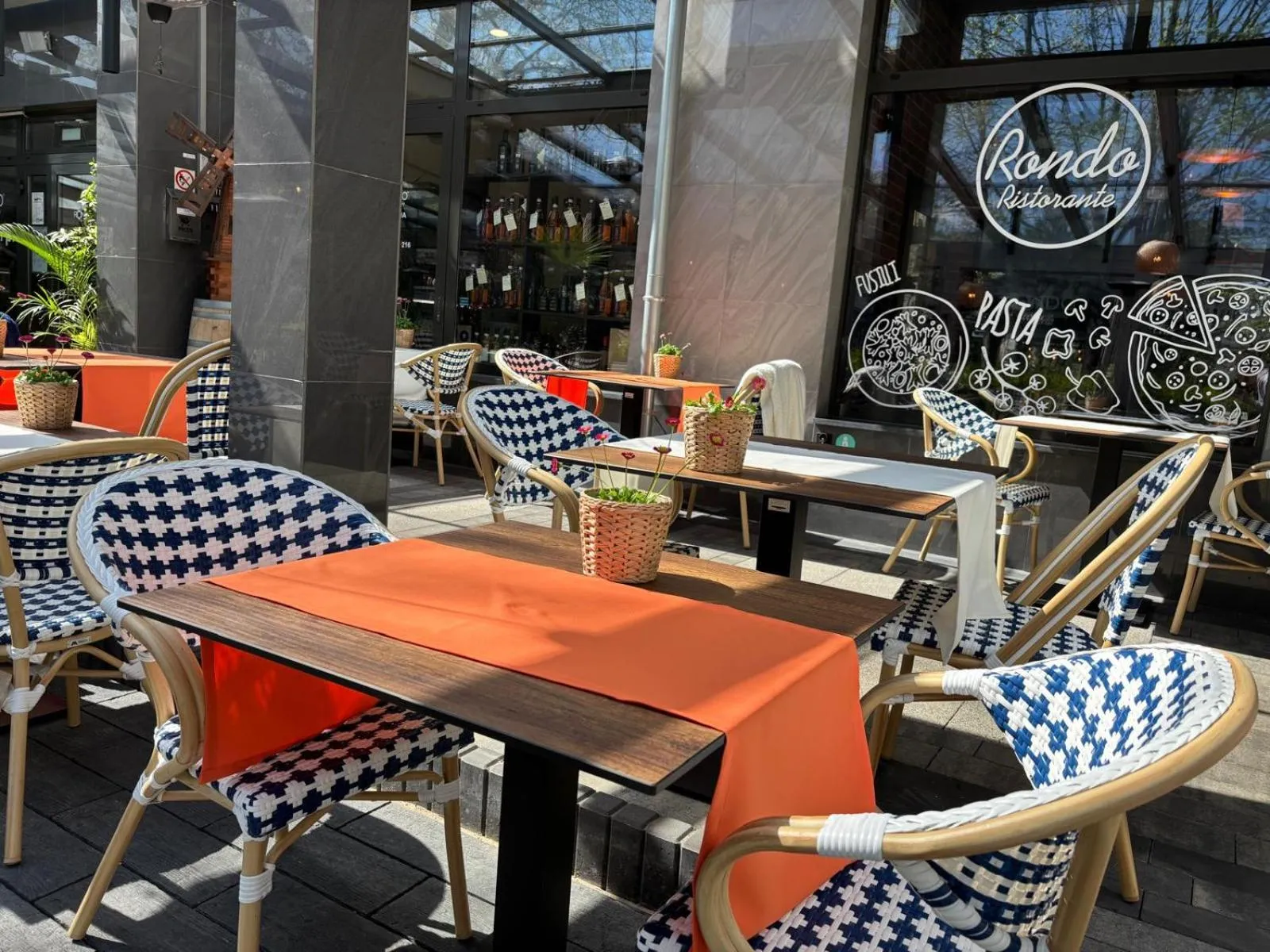 Restaurant/places to eat in Apartamenty Zdrojowa