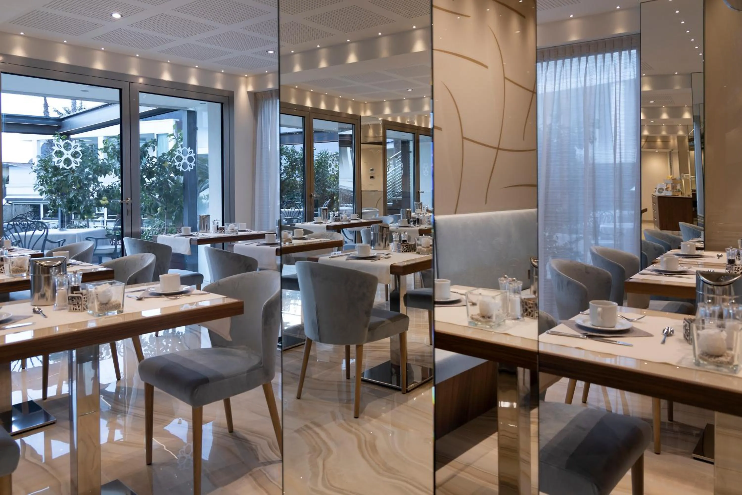 Restaurant/places to eat in Park Hotel Imperial