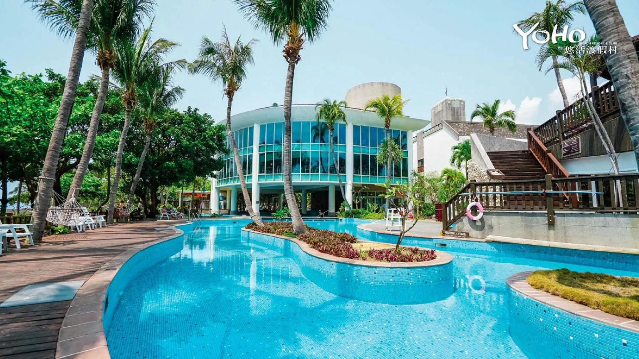 Swimming pool in Yoho Beach Resort Kenting