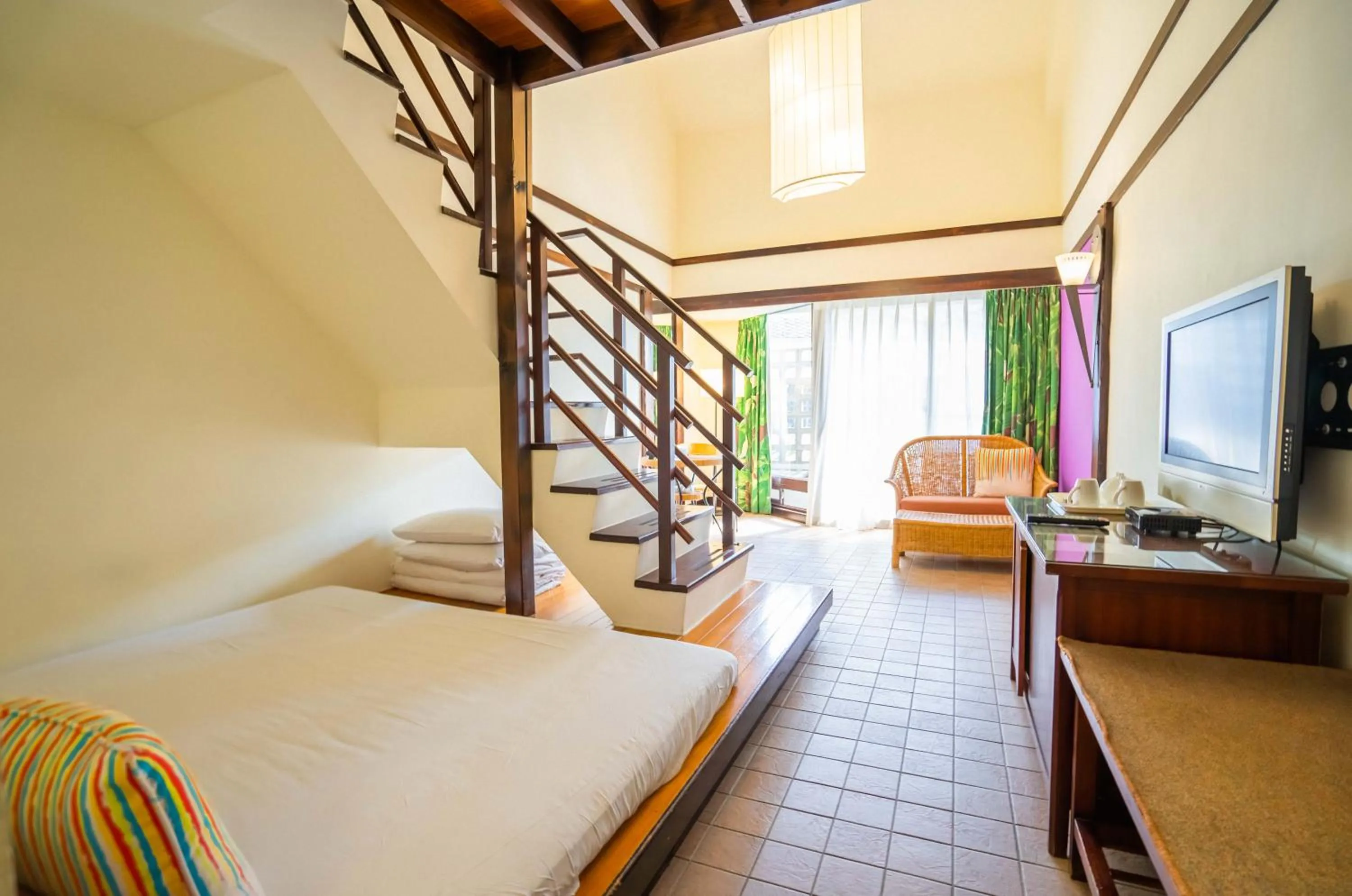 Communal lounge/ TV room, Bed in Yoho Beach Resort Kenting