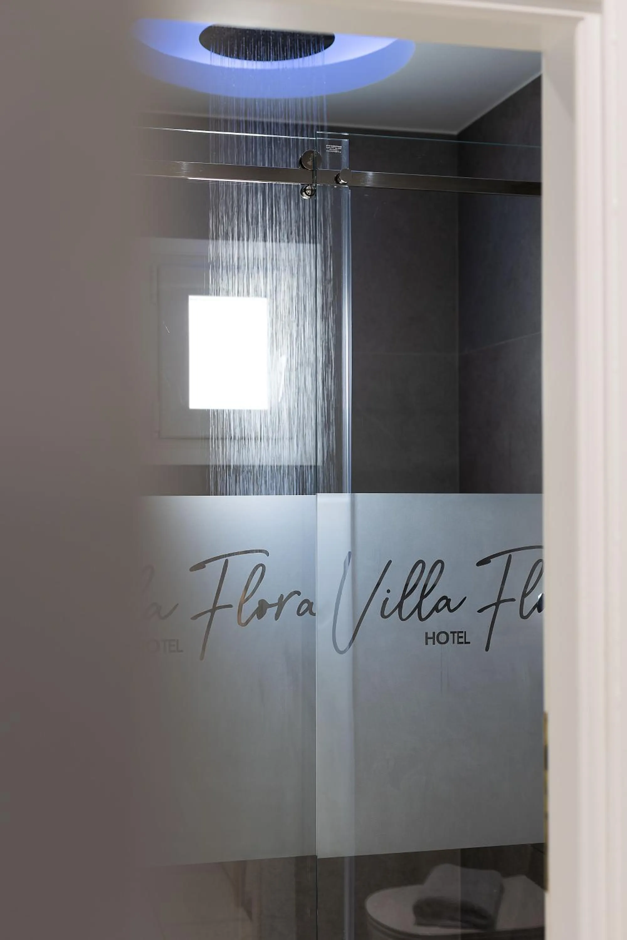 Shower in Hotel Villa Flora
