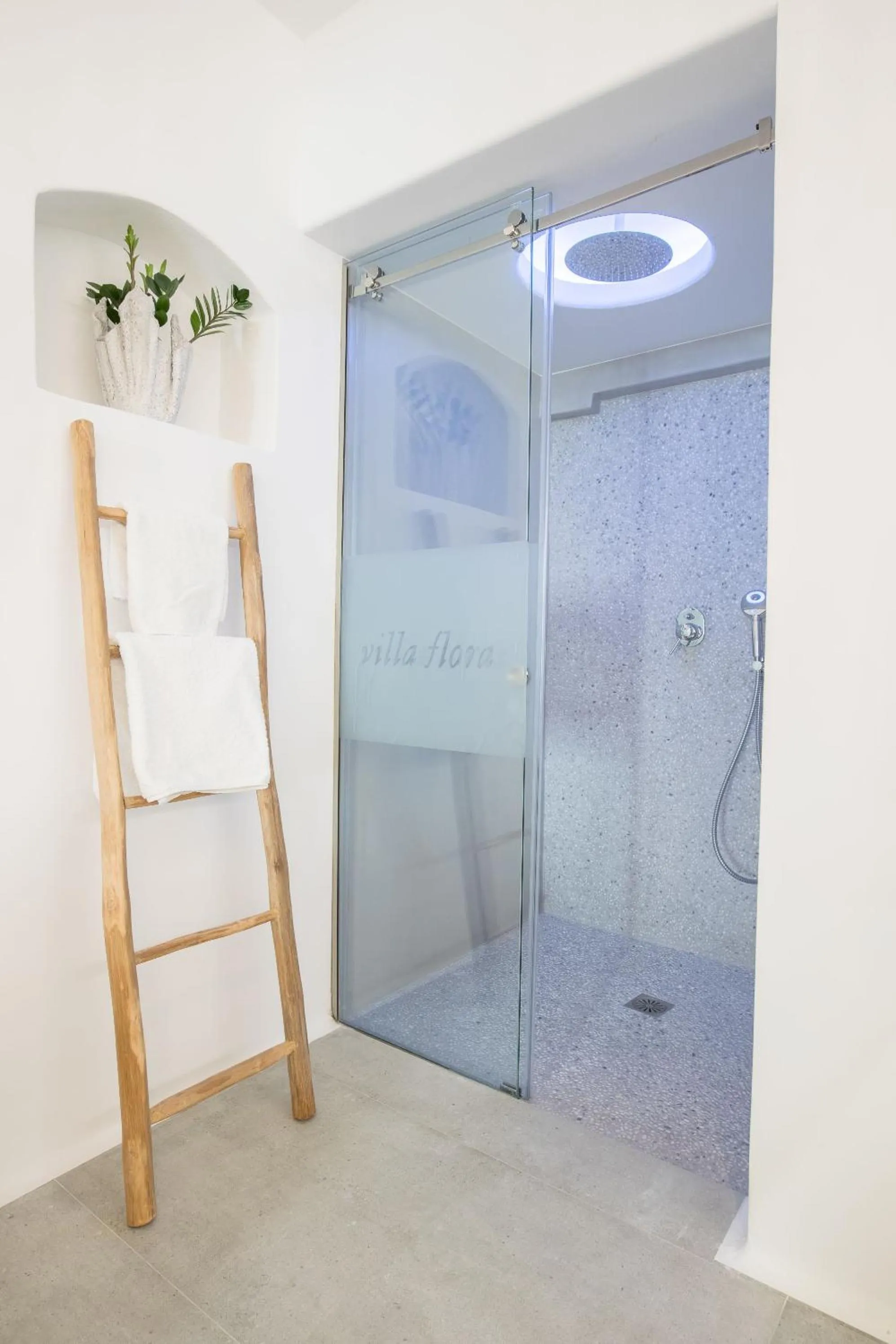 Shower in Hotel Villa Flora