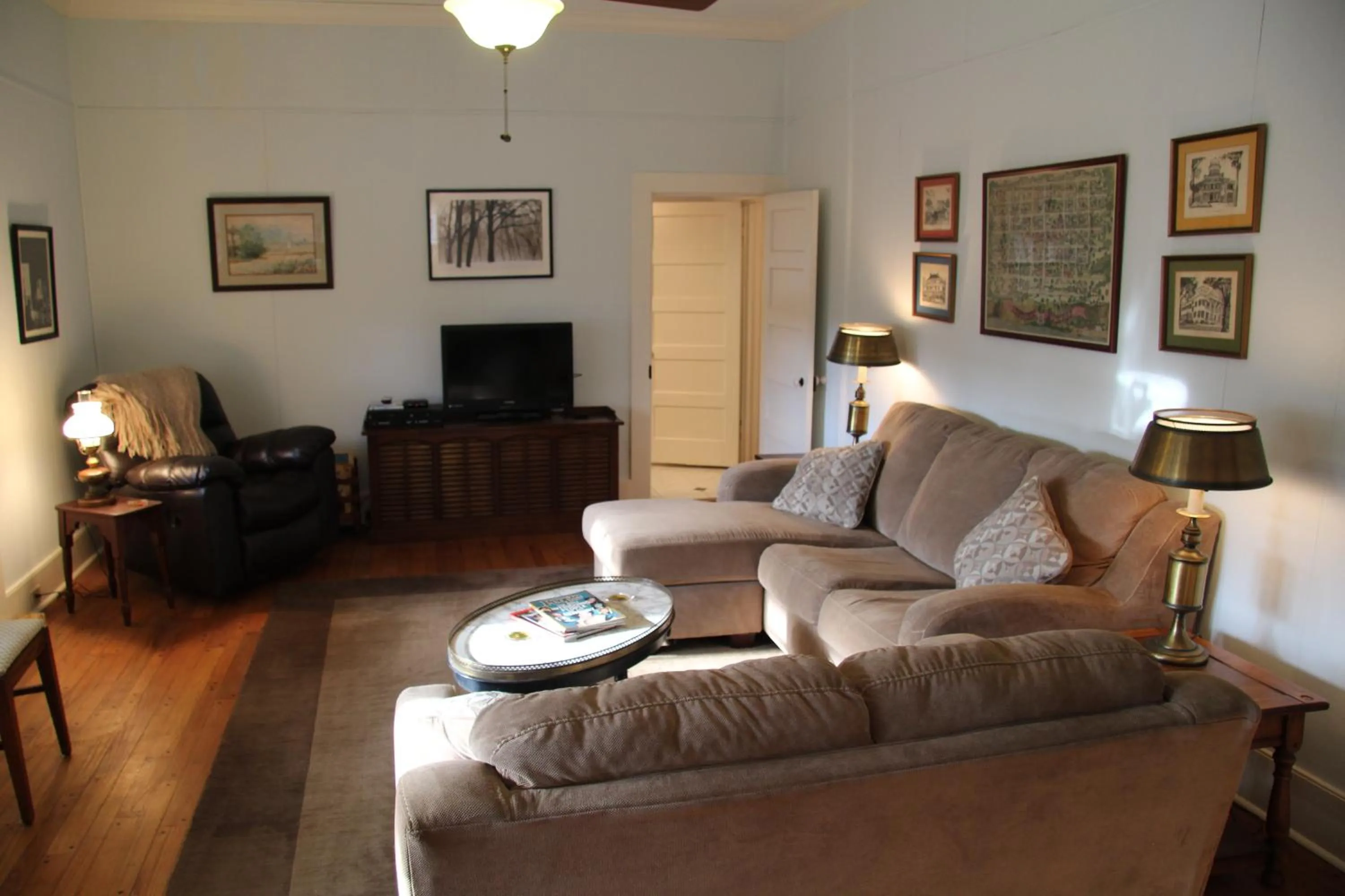 Communal lounge/ TV room in Riverboat Bed & Breakfast