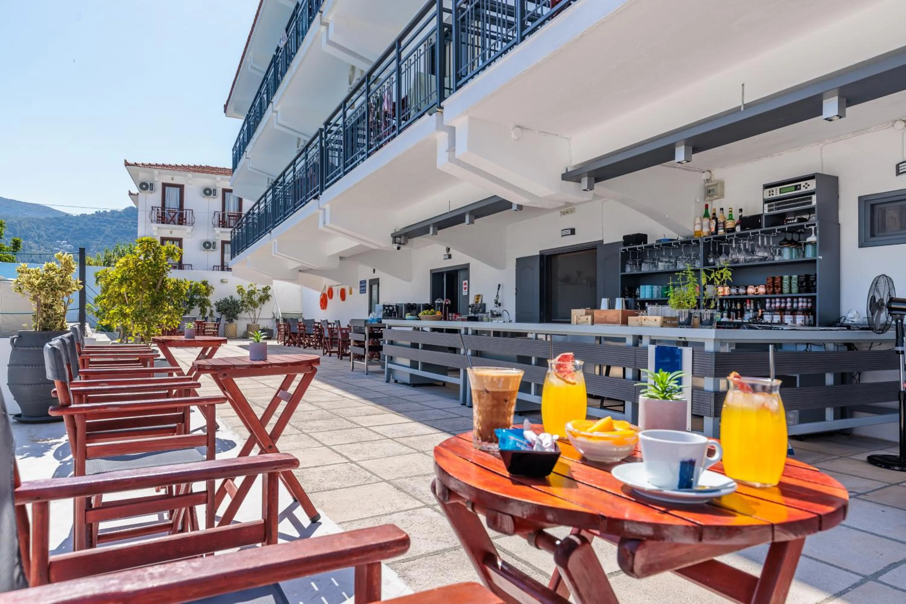 Restaurant/places to eat in Amalia Hotel