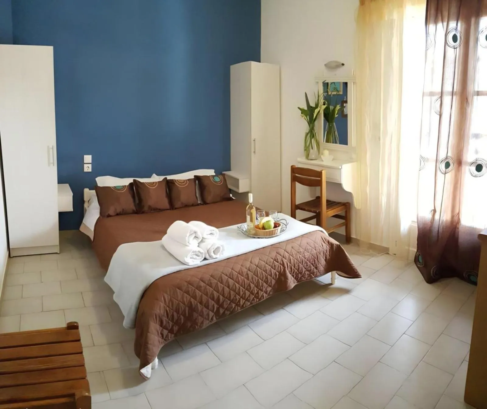 Property building, Bed in Maistrali Studios Skiathos
