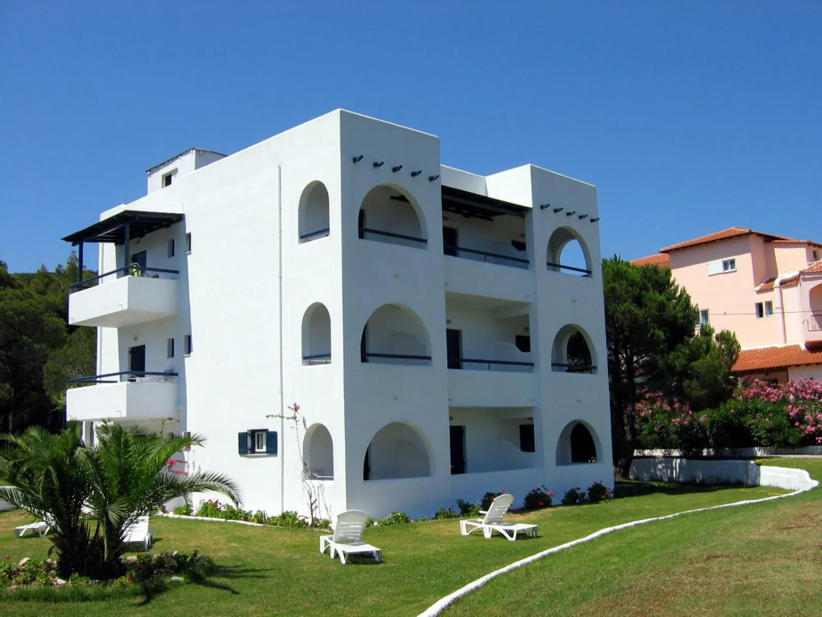 Garden in Maistrali Studios Skiathos