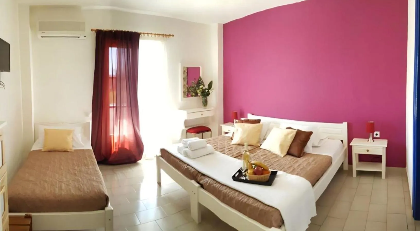 Property building, Bed in Maistrali Studios Skiathos